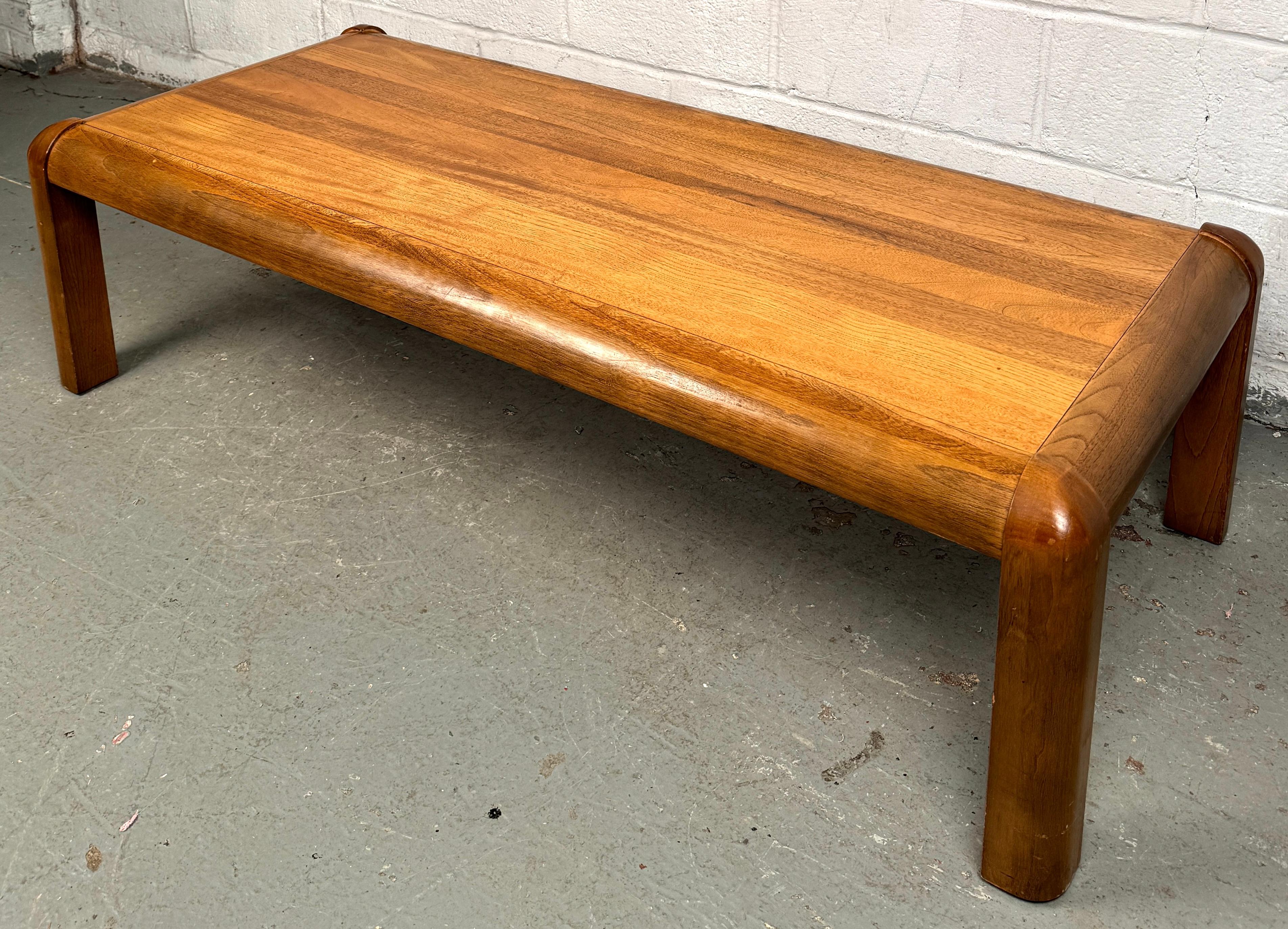 Mid-Century Modern Table basse en teck moderne du milieu du siècle dernier par Lane en vente