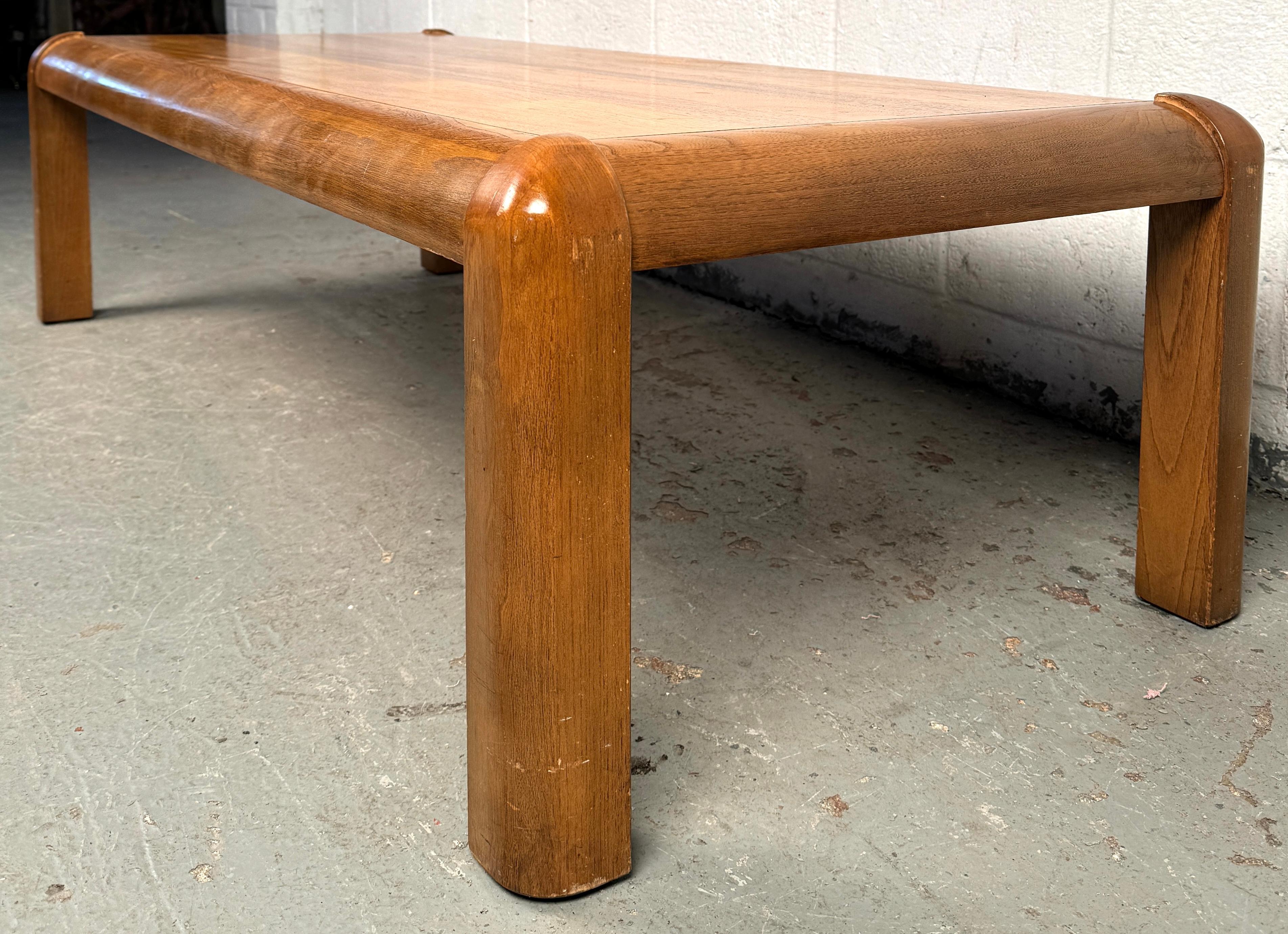 Américain Table basse en teck moderne du milieu du siècle dernier par Lane en vente