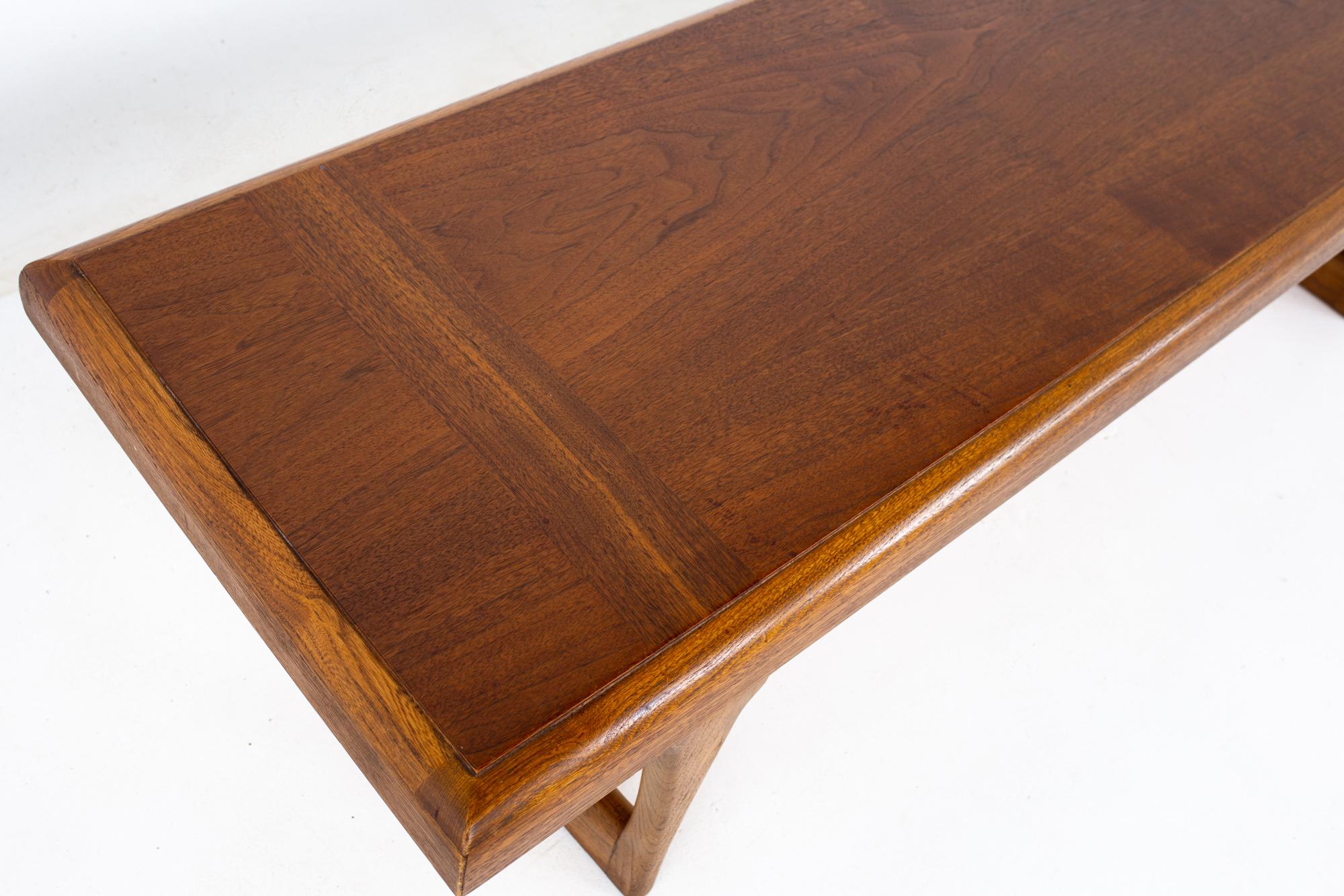 Lane Danish Style Mid Century Walnut Sleigh Leg Coffee Table In Good Condition In Countryside, IL