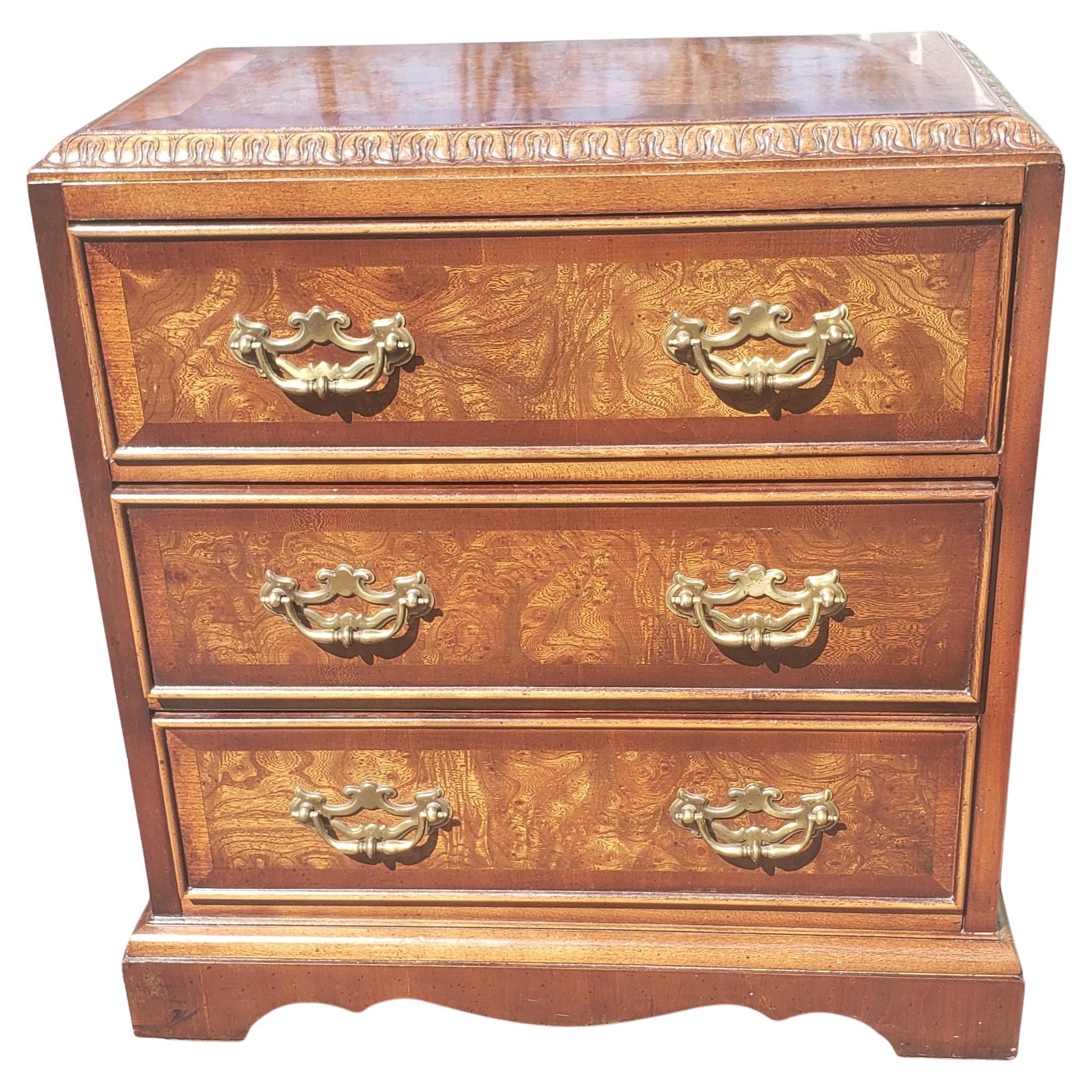 Amazing Lane Earl's Court Collection Burl and Banded Mahogany Bedside Chest in sehr gutem Vintage-Zustand. 
Mahagoni-Maserplatte, umgeben von exquisiten Schnitzereien an den oberen Kanten. Original Chippendale-Beschläge. Seitliche Griffe. 
Geringe