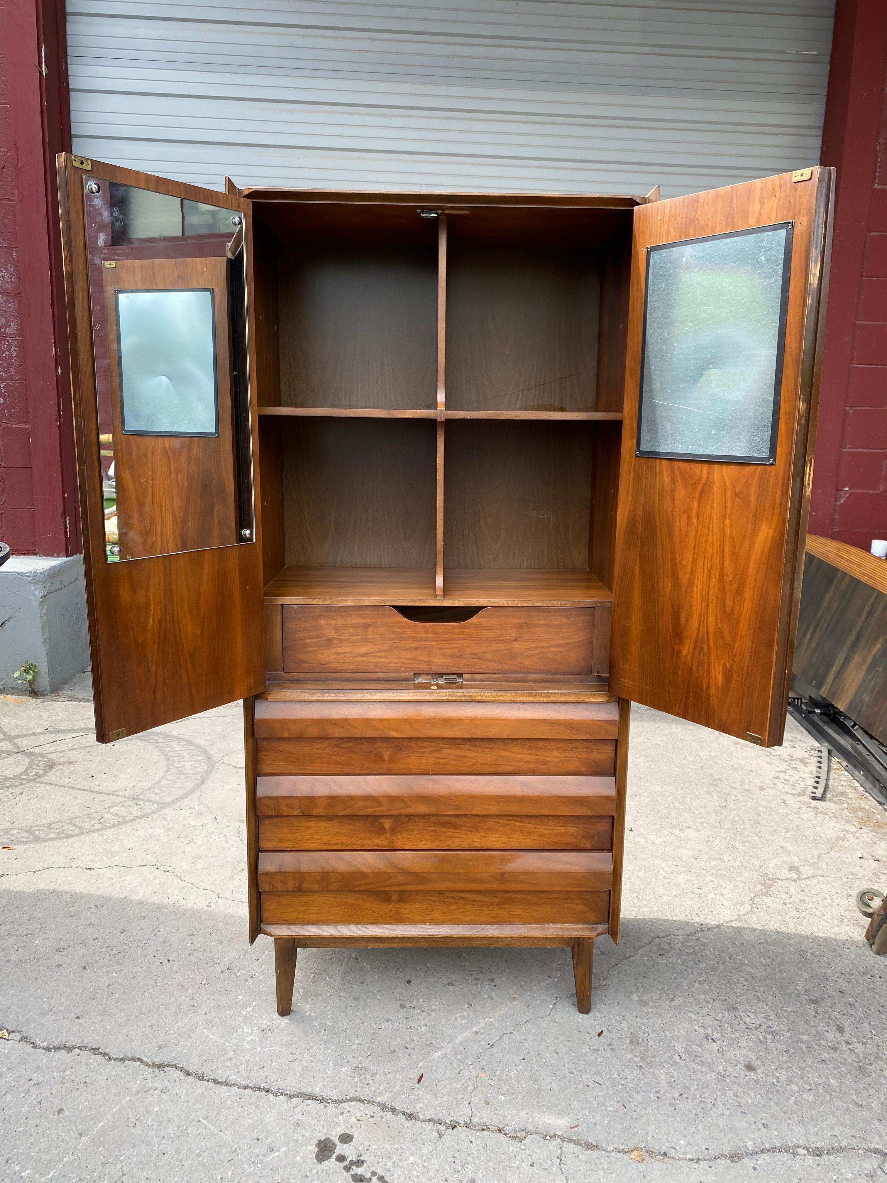 Lane First Edition Mid Century Gentlemans Chest Armoire, Mid-Century Modern In Good Condition In Buffalo, NY