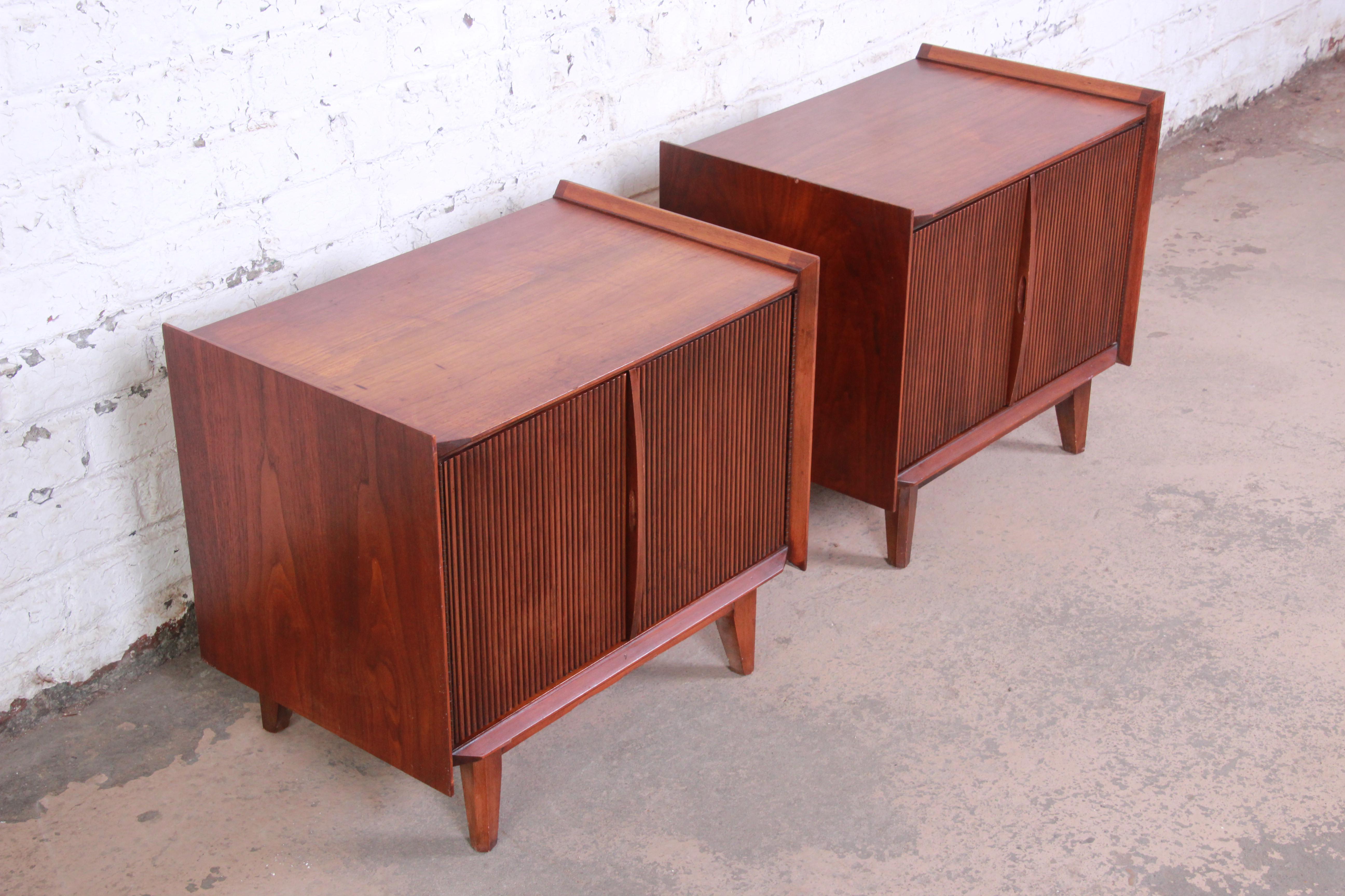 Lane First Edition Mid-Century Modern Sculpted Walnut Nightstands, Pair In Good Condition In South Bend, IN