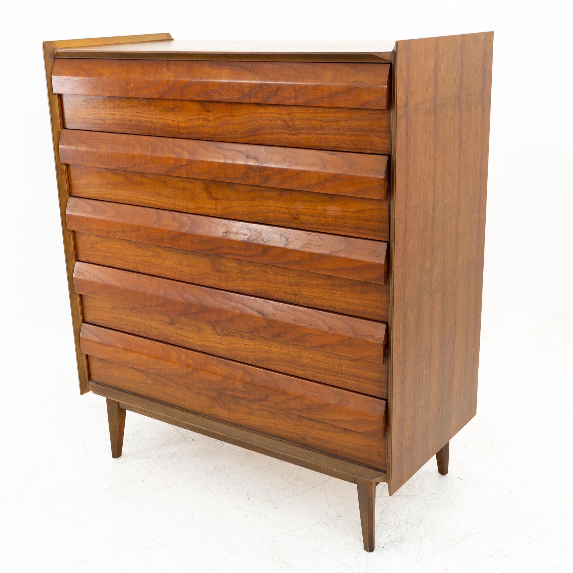 Lane First Edition Mid Century Walnut 5 Drawer Highboy Dresser In Good Condition In Countryside, IL