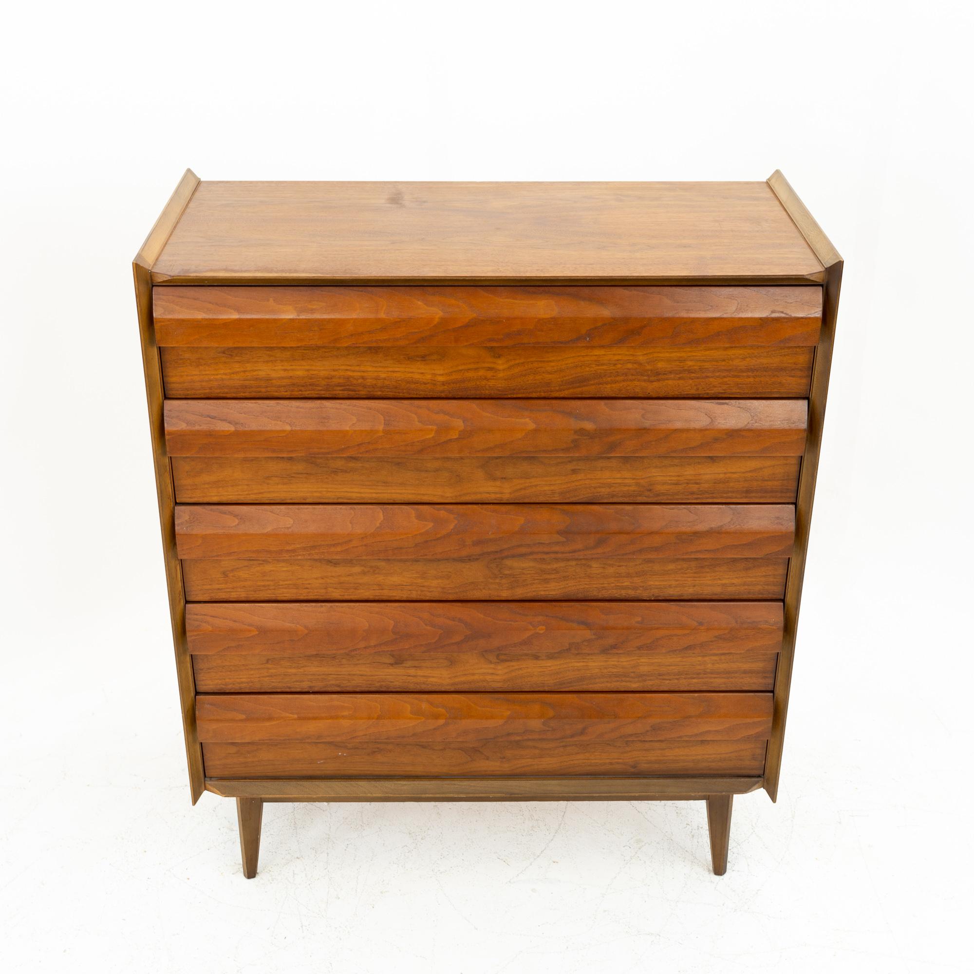 Lane First Edition Mid Century Walnut 5 Drawer Highboy Dresser In Good Condition In Countryside, IL