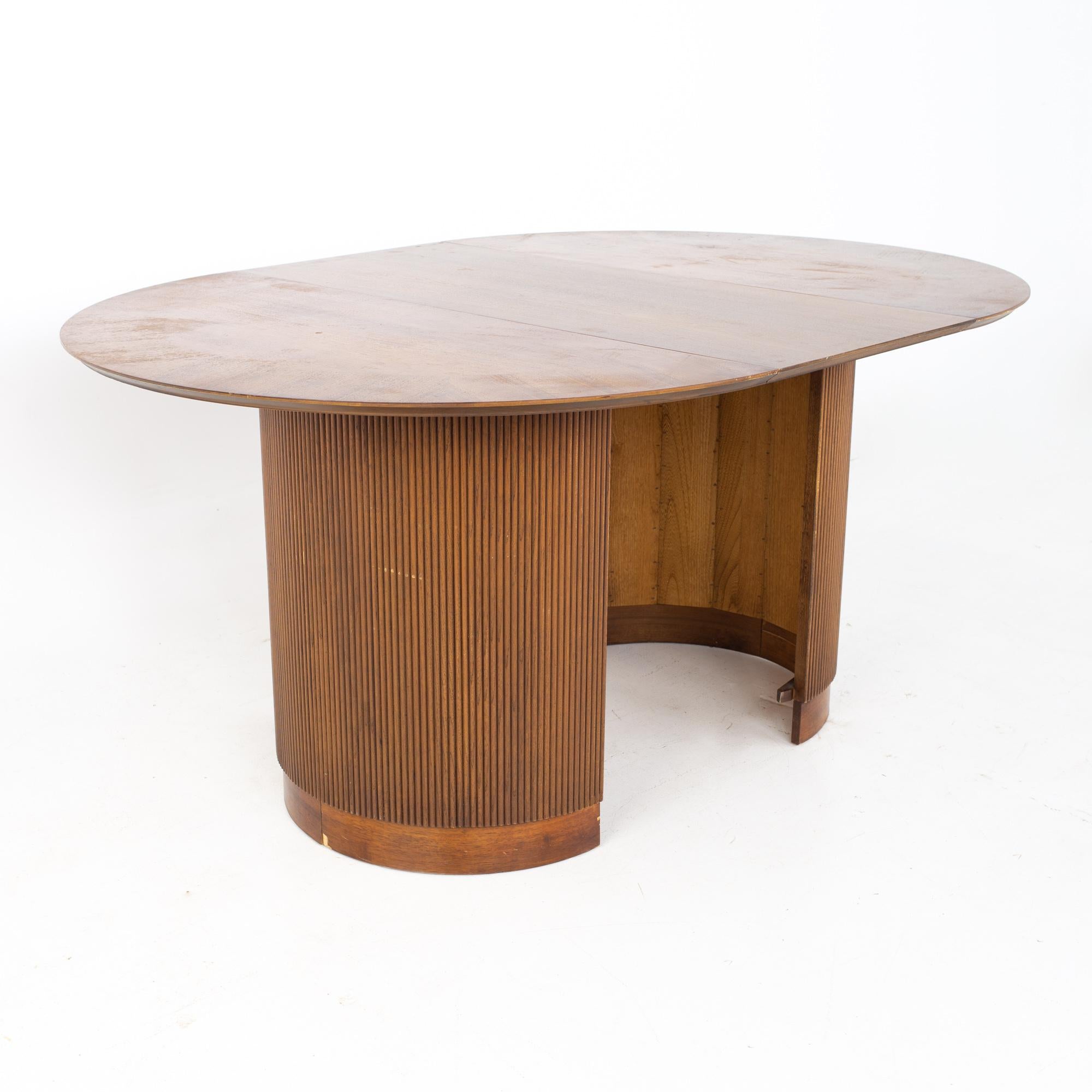 Lane First Edition Mid Century Walnut Expanding Round Pedestal Dining Table In Good Condition In Countryside, IL