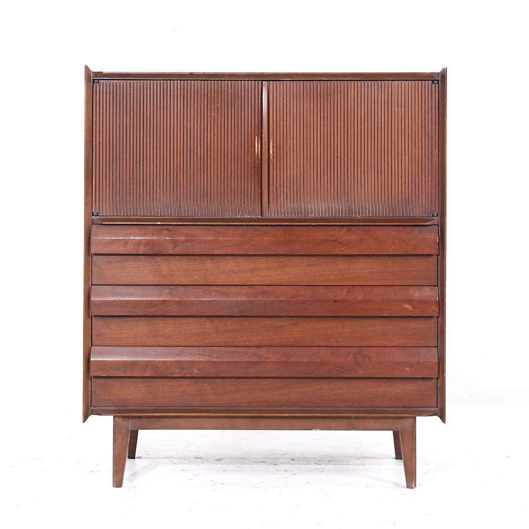 Lane's First Edition - Comò Highboy in legno di noce della metà del secolo scorso

Le misure di questo damerino sono: 40 di larghezza x 18 di profondità x 46,75 di altezza

Tutti i mobili possono essere acquistati in quello che noi chiamiamo stato