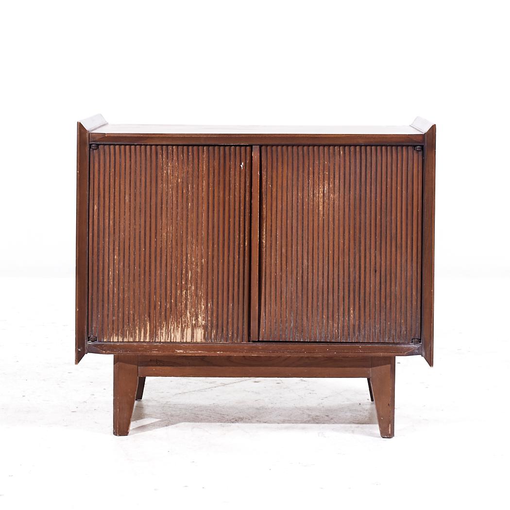 Lane First Edition Mid Century Walnut Nightstand

This nightstand measures: 25.75 wide x 17 deep x 22.75 inches high

We take our photos in a controlled lighting studio to show as much detail as possible. We do not Photoshop out