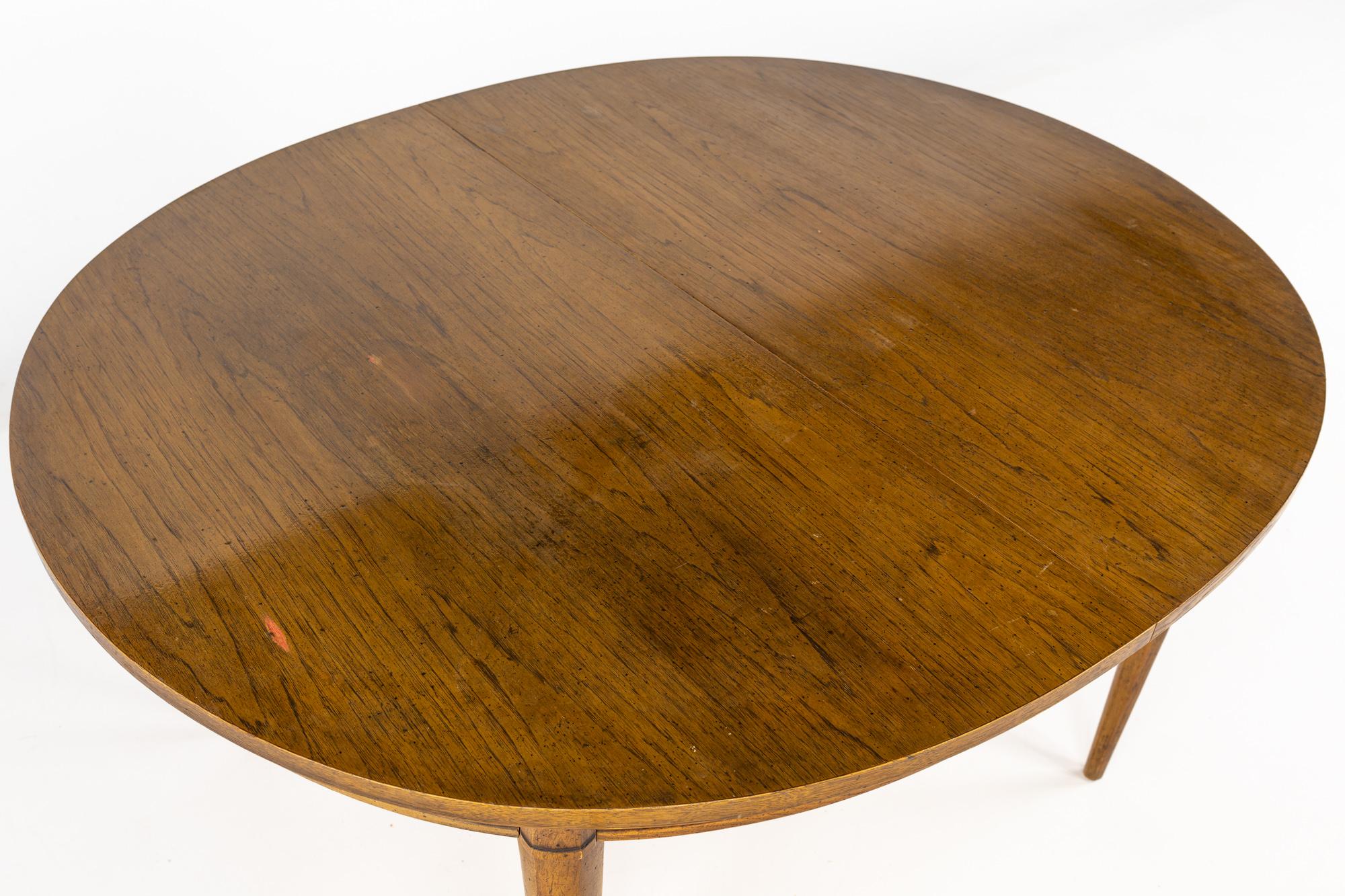 Lane First Edition Style Mid Century Walnut Dining Table with 2 Leaves In Good Condition In Countryside, IL