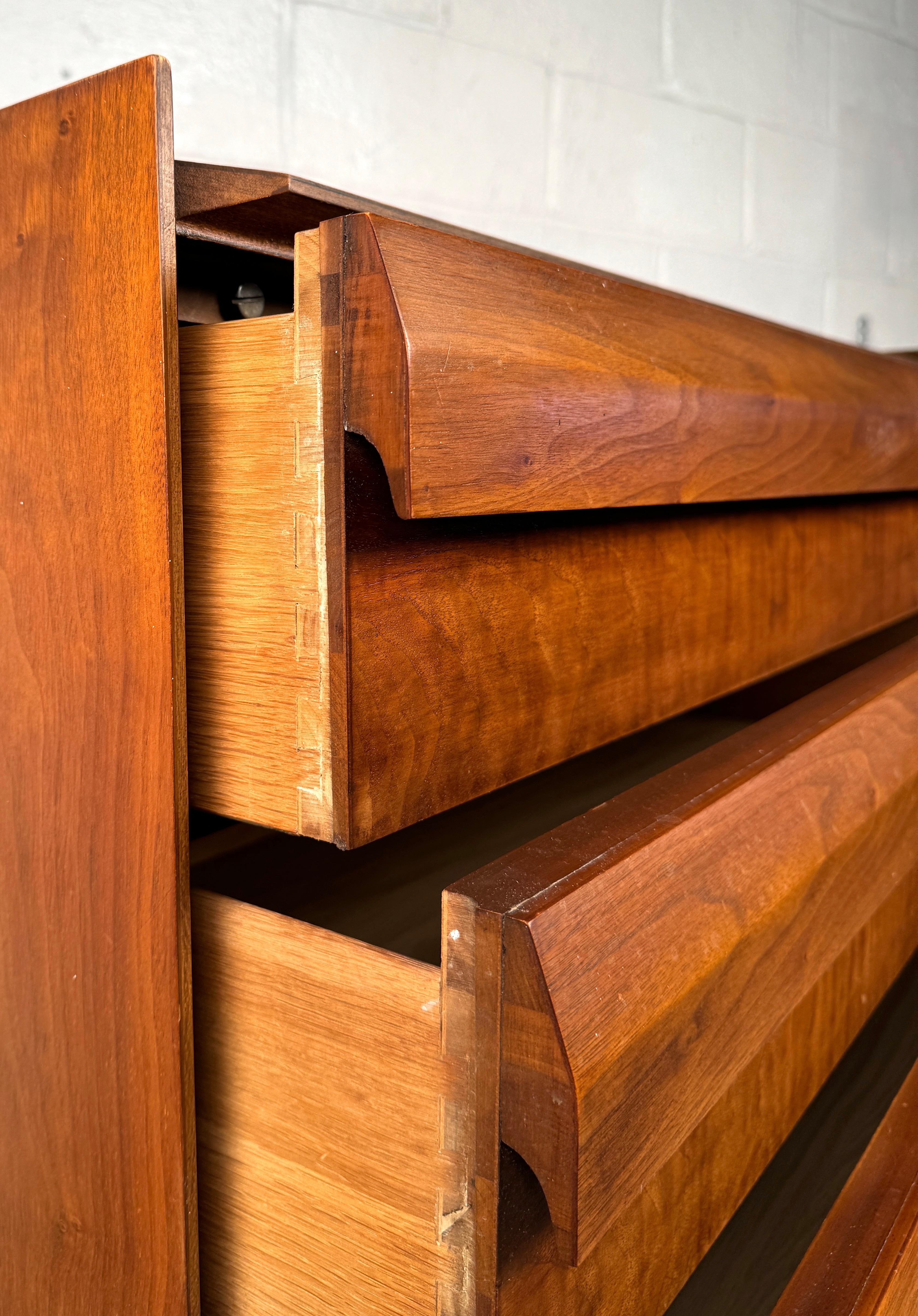 XX secolo Comò Highboy in noce 
