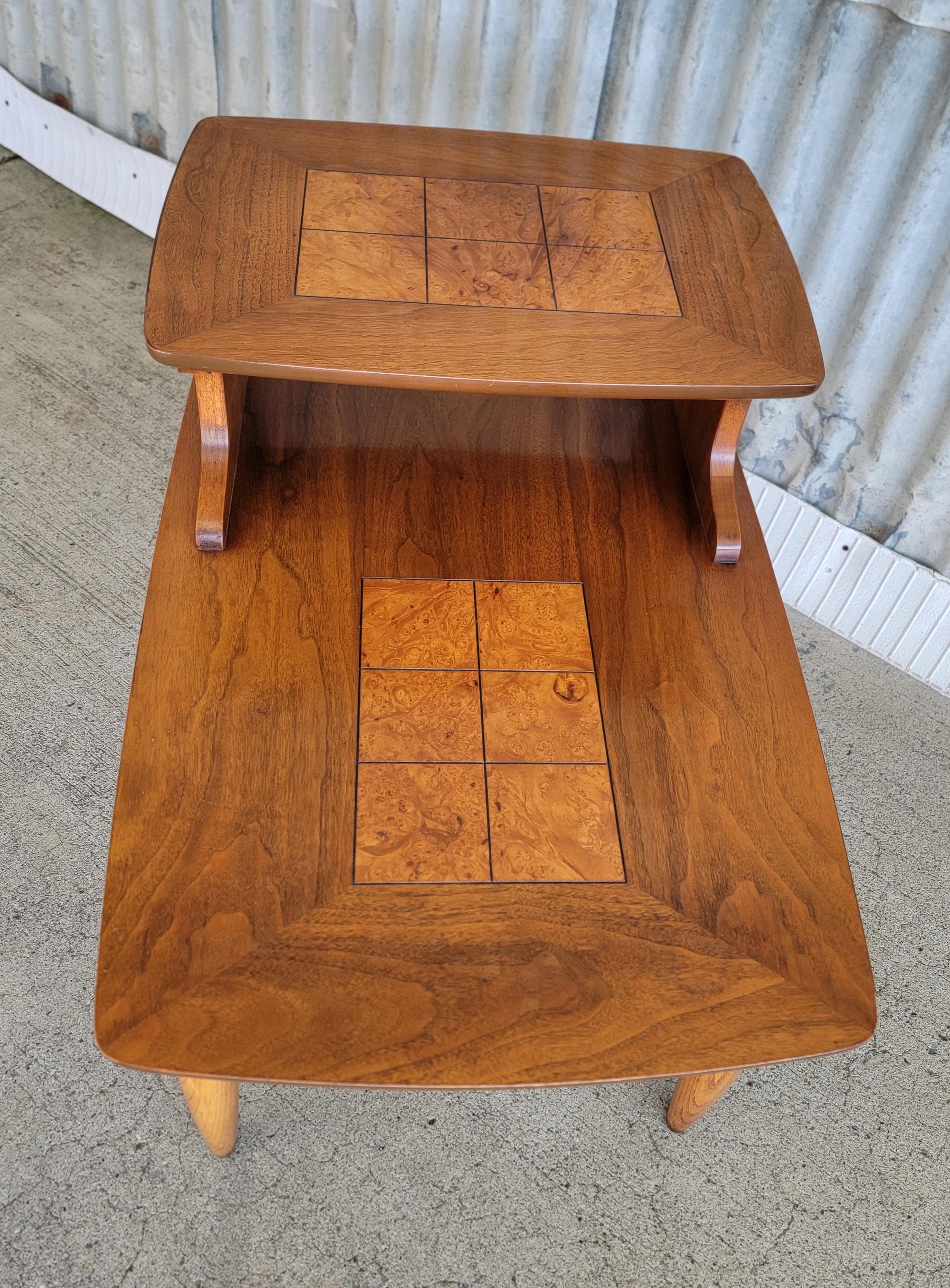 Lane Furniture Altavista Two Tier End Table In Good Condition For Sale In Fulton, CA