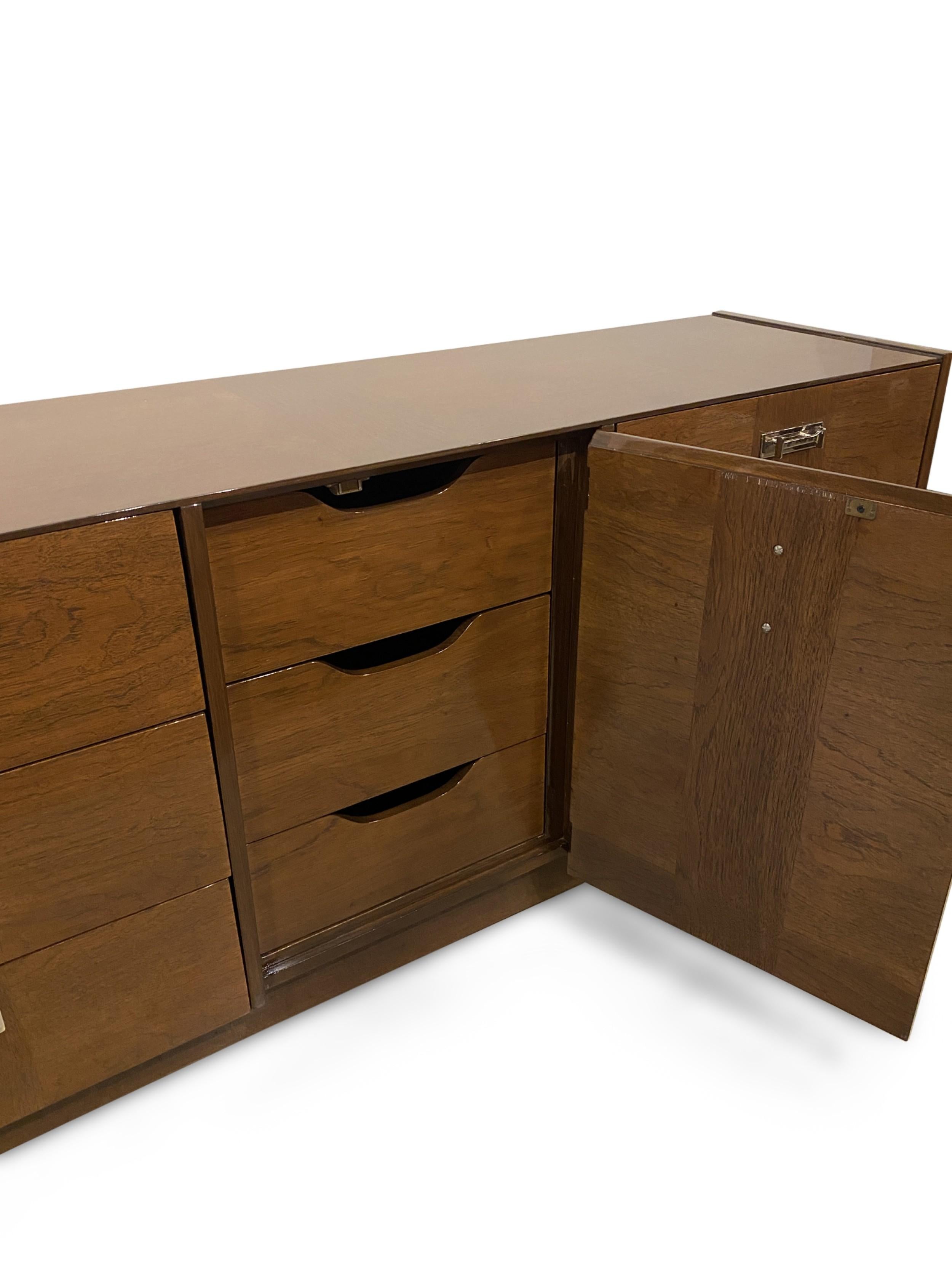 Credenza americana di metà secolo in noce con 3 cassetti su ciascun lato affiancati da un'anta centrale incernierata che nasconde 3 cassetti a tasca con maniglie cromate a scatto (Lane Furniture)