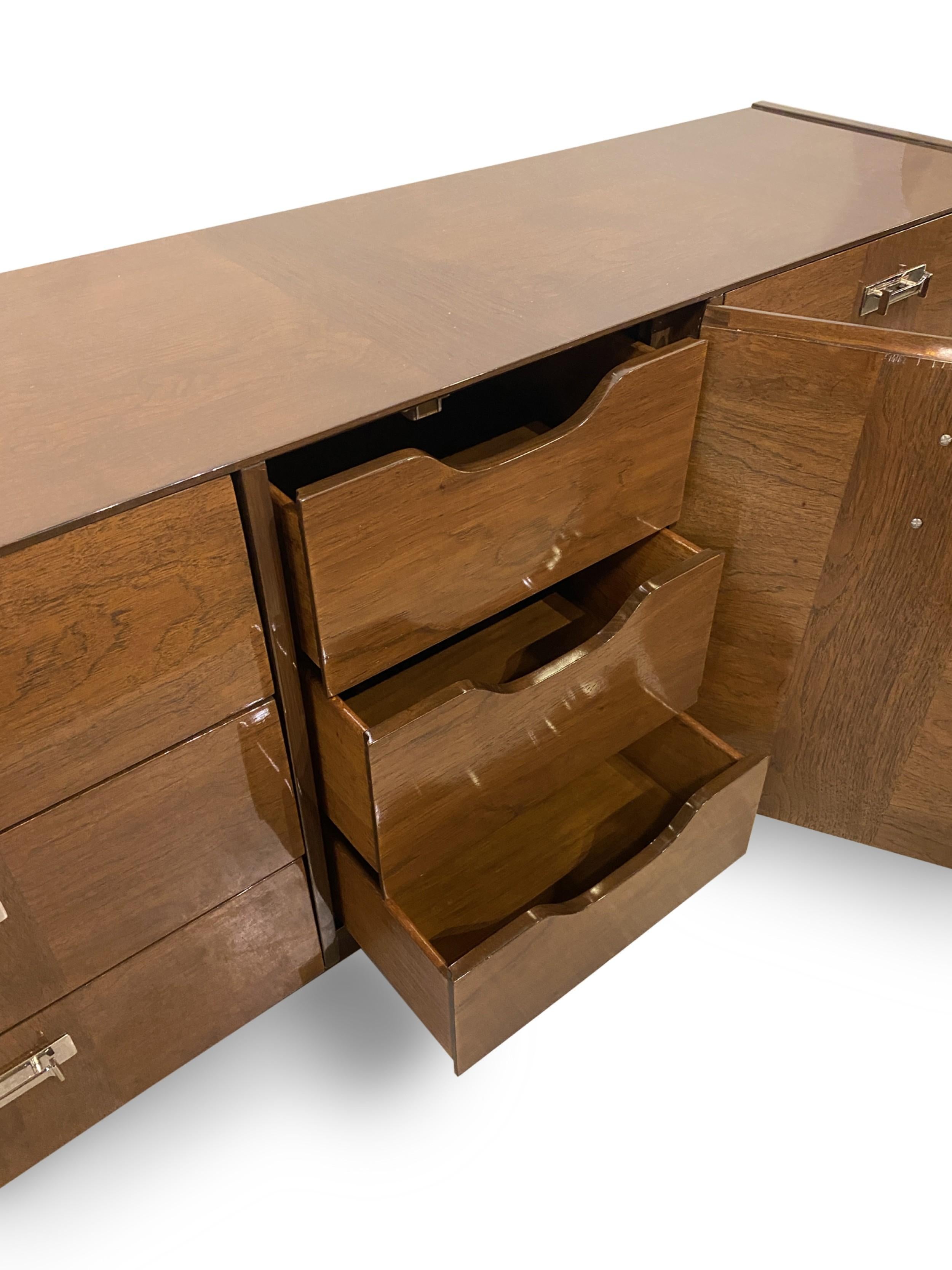 Americano Lane Furniture American Mid-Century Credenza a 6 cassetti in noce e cromo in vendita