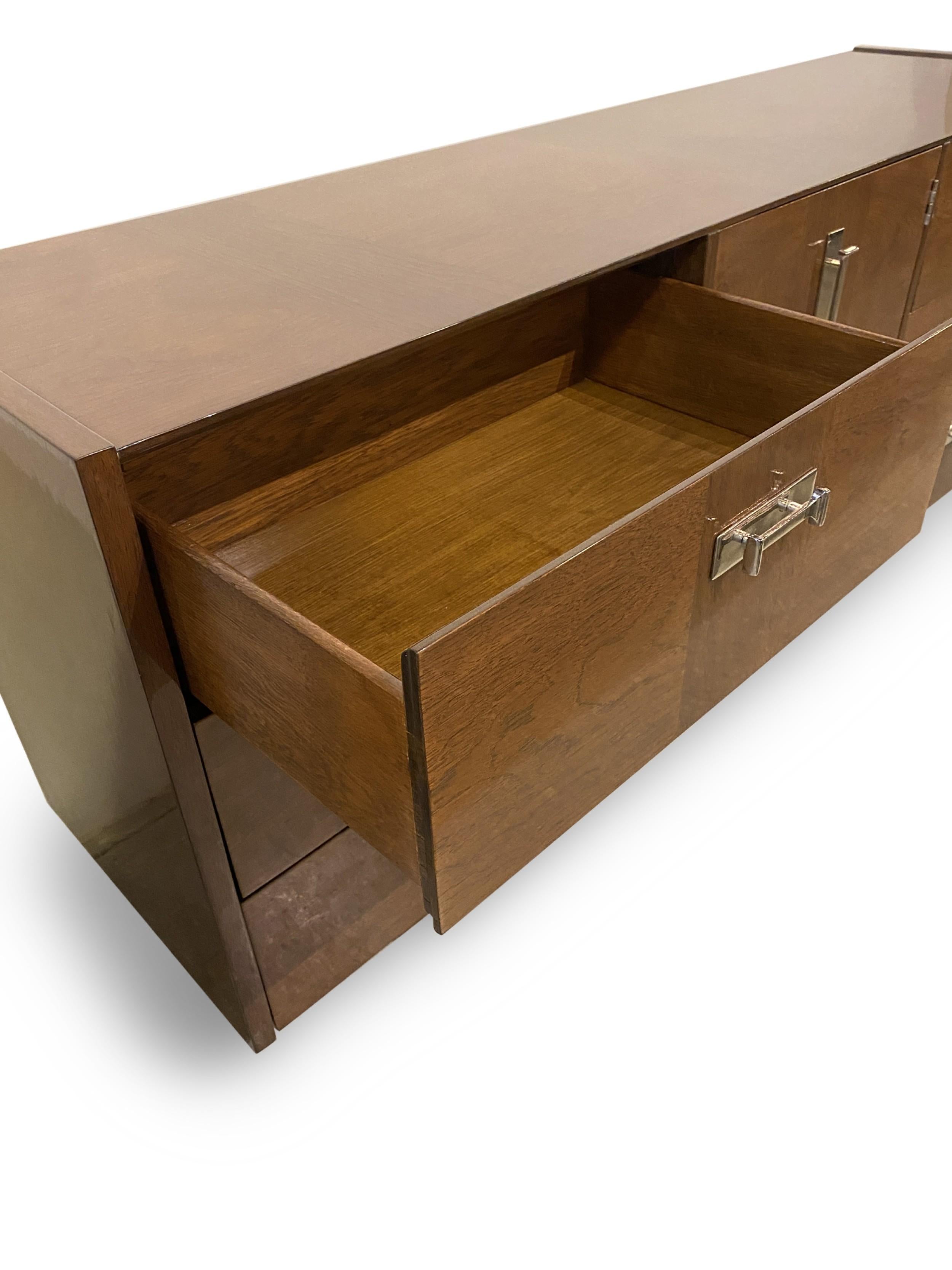 Fatto a mano Lane Furniture American Mid-Century Credenza a 6 cassetti in noce e cromo in vendita