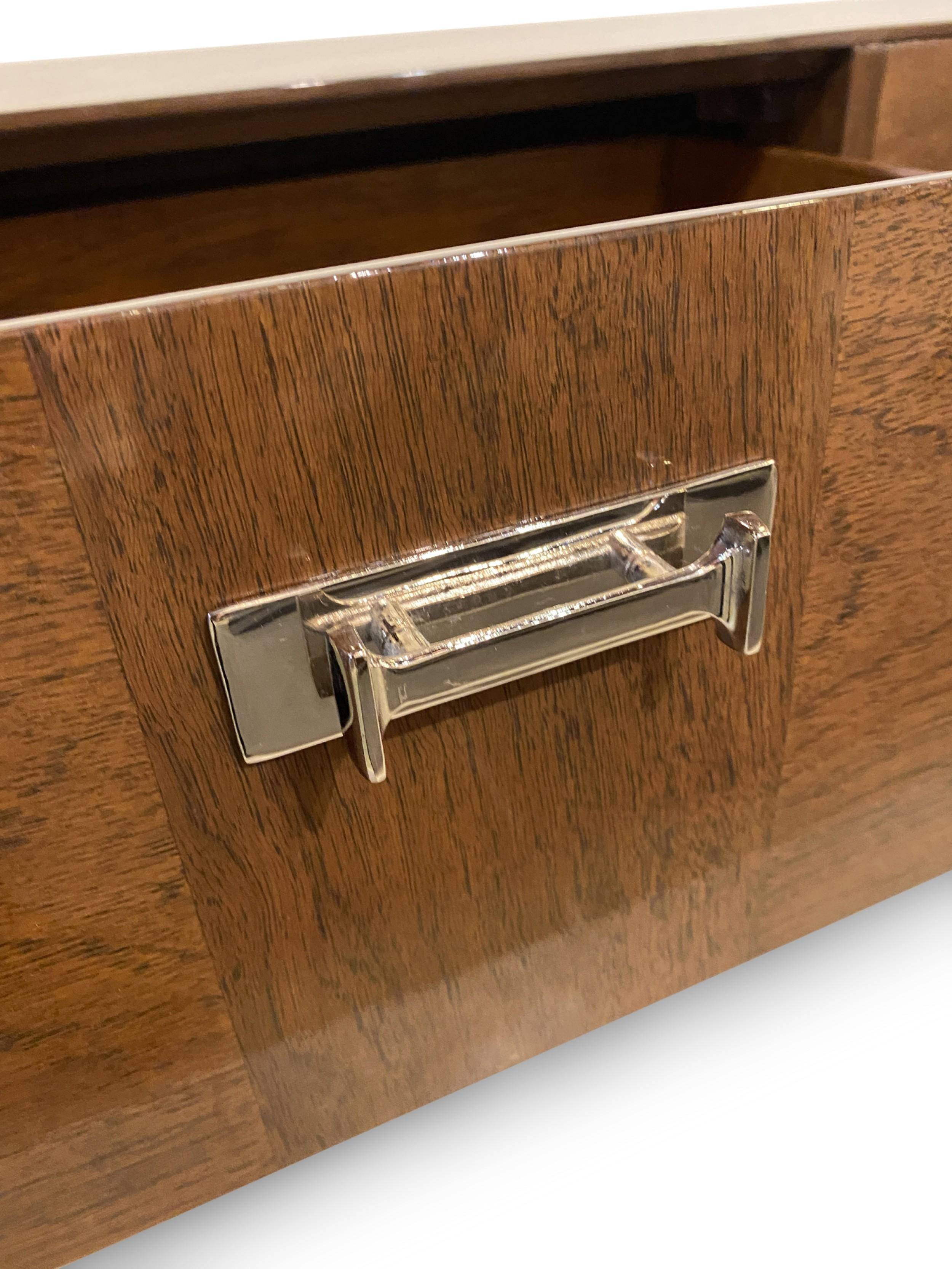 Lane Furniture American Mid-Century Credenza a 6 cassetti in noce e cromo In condizioni buone in vendita a Queens, NY