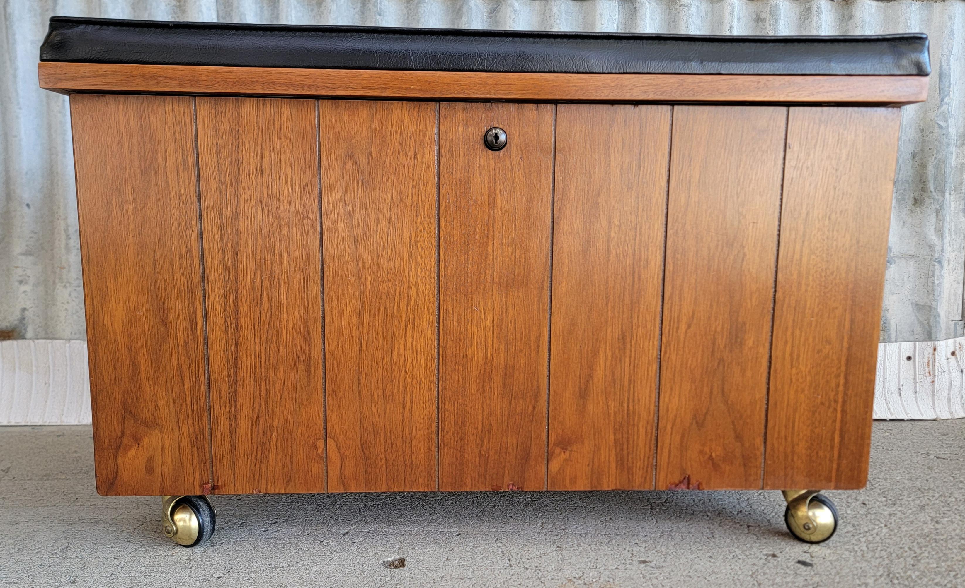 Un baule di Lane Furniture realizzato per essere utilizzato come mobile per dischi. Cuscino superiore originale imbottito in Naugahyde nero. Chiave originale della serratura in una busta originale, accompagnata da un cartellino di carta originale.