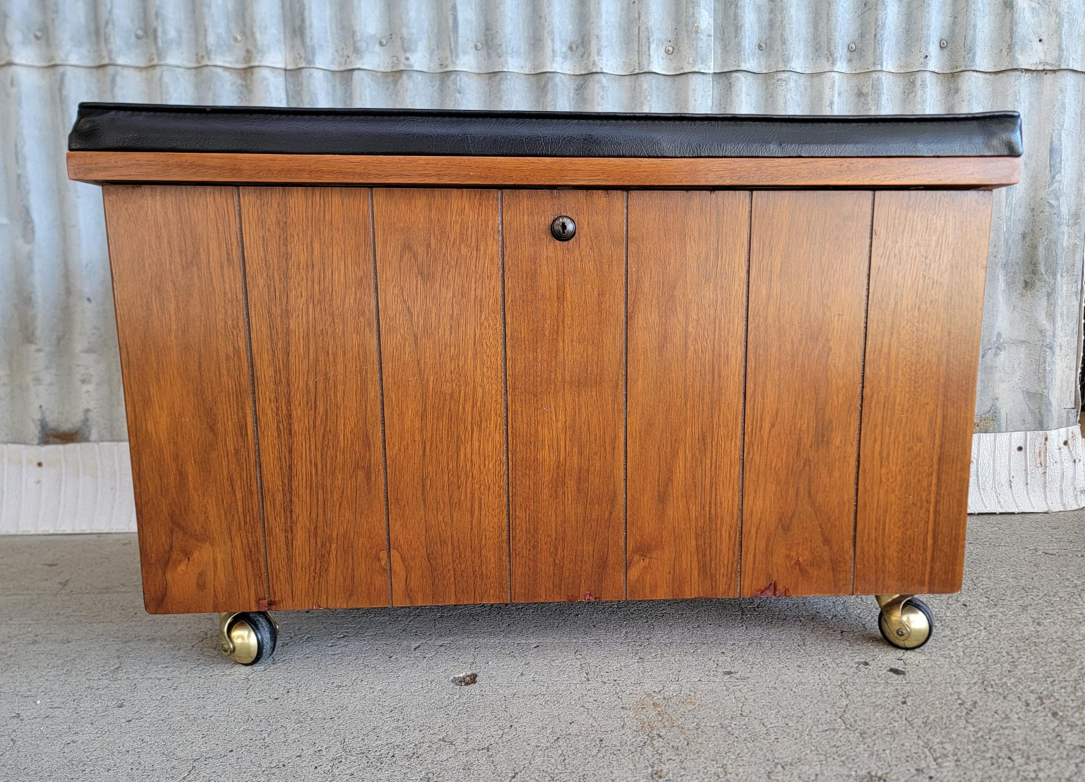 Mid-Century moderno Lane Furniture Panca / Baule / Armadio per dischi in vendita