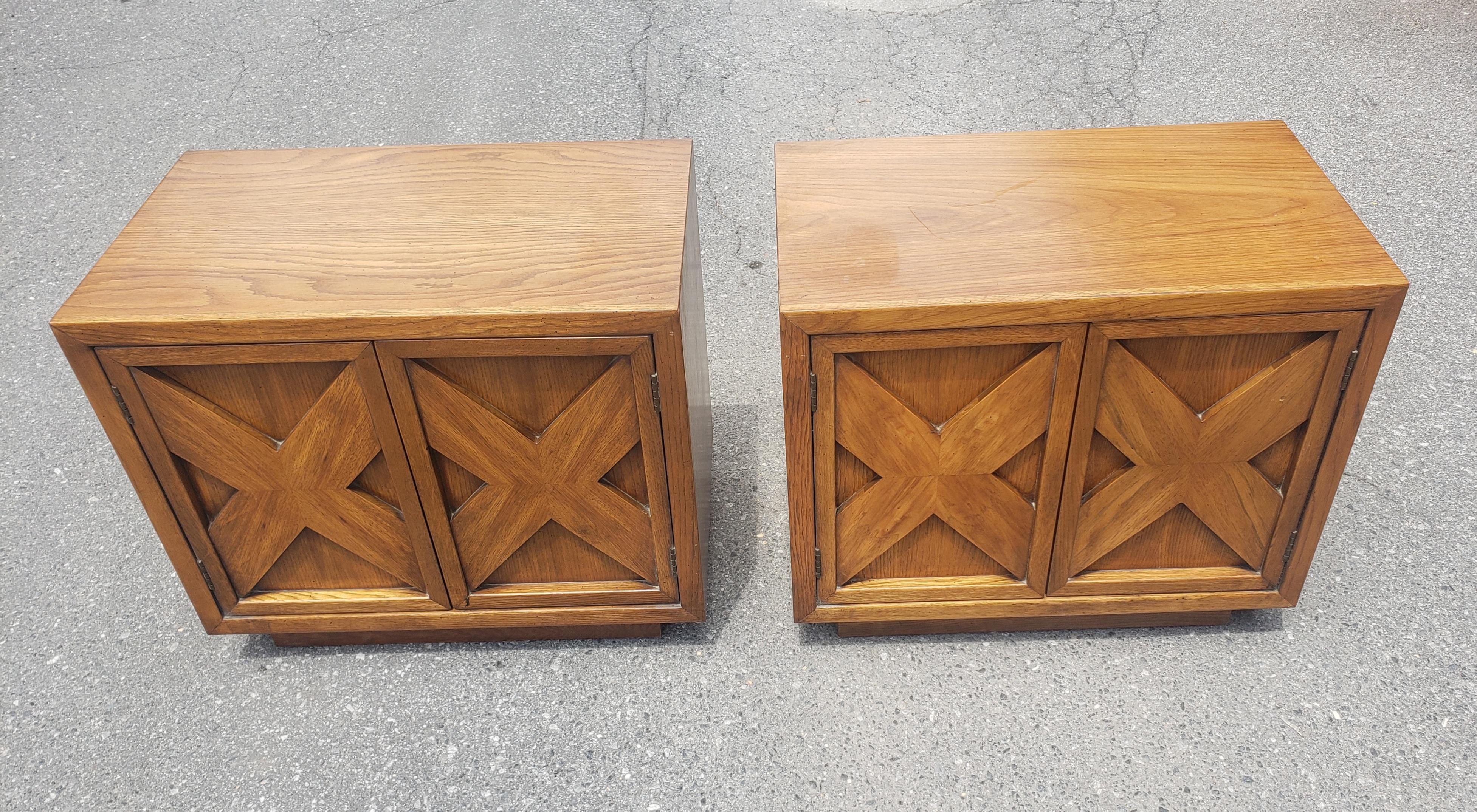 A pair of Lane Furniture Mid Century modern style  Brutalist Oak Bedside Tables in great vintage condition. Measures 26