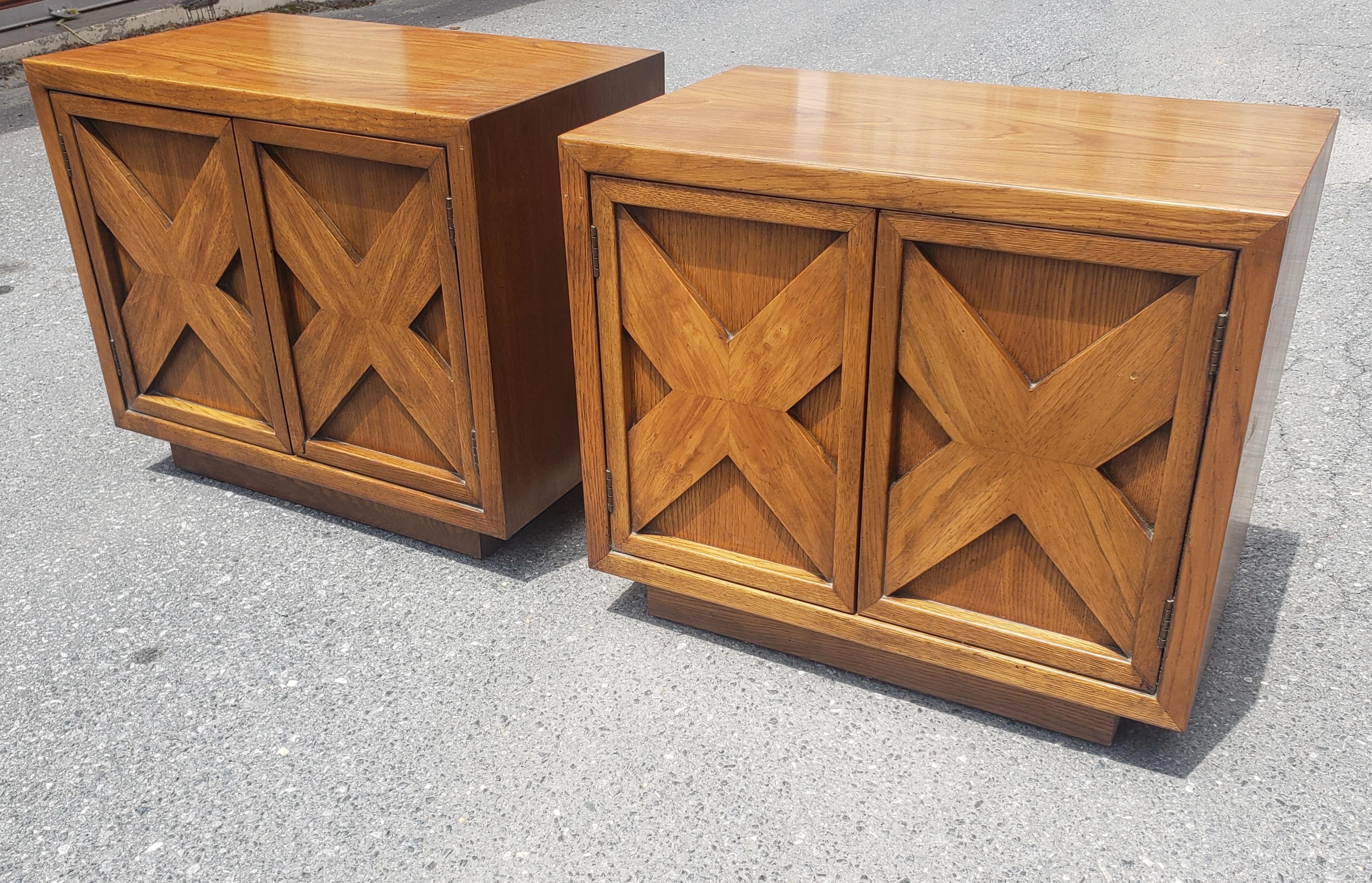 Mid-Century Modern Paire de tables de chevet en Oak brutaliste de Lane Furniture en vente