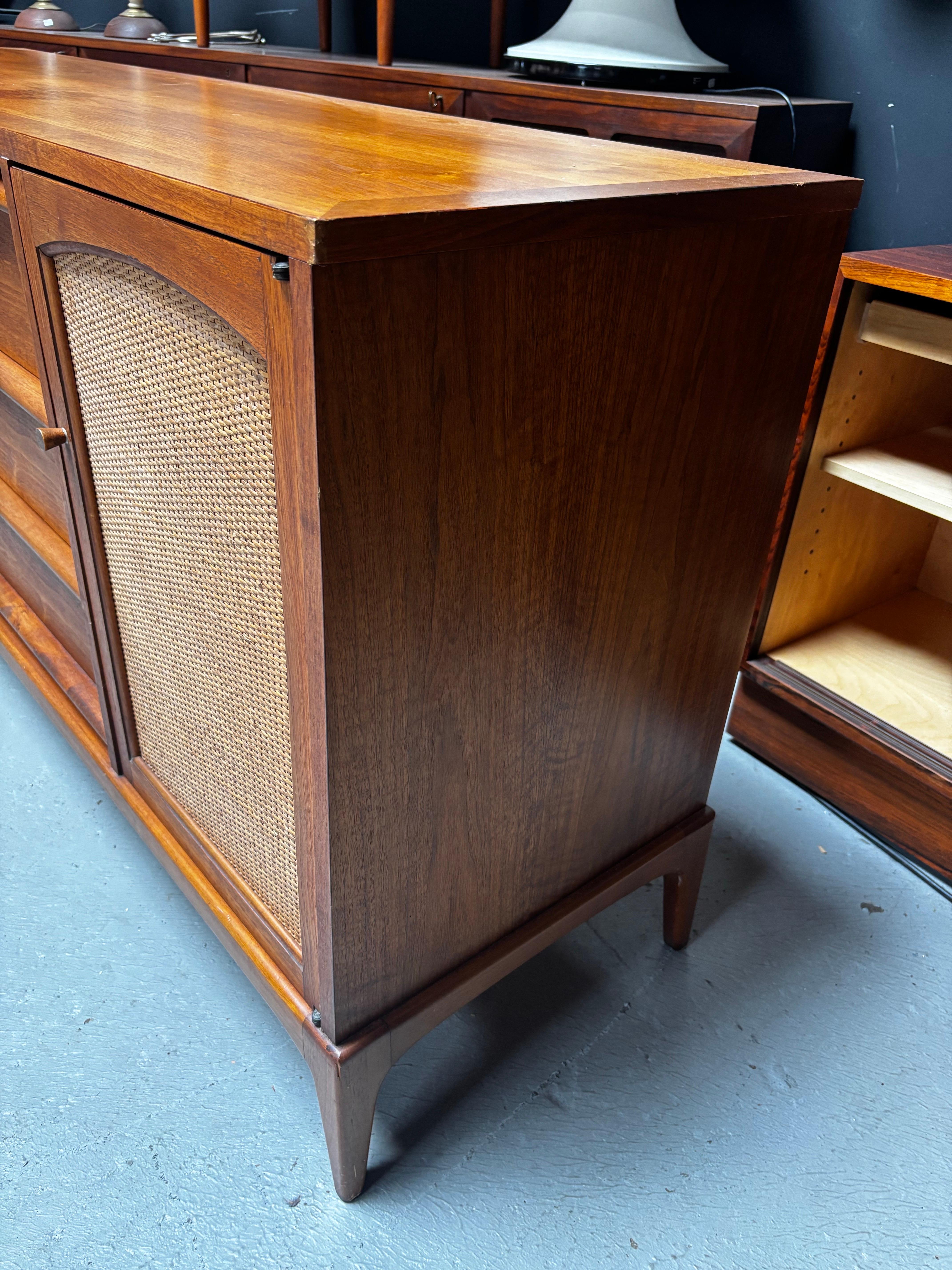 Buffet Lane Furniture con ante a battente in vendita 3