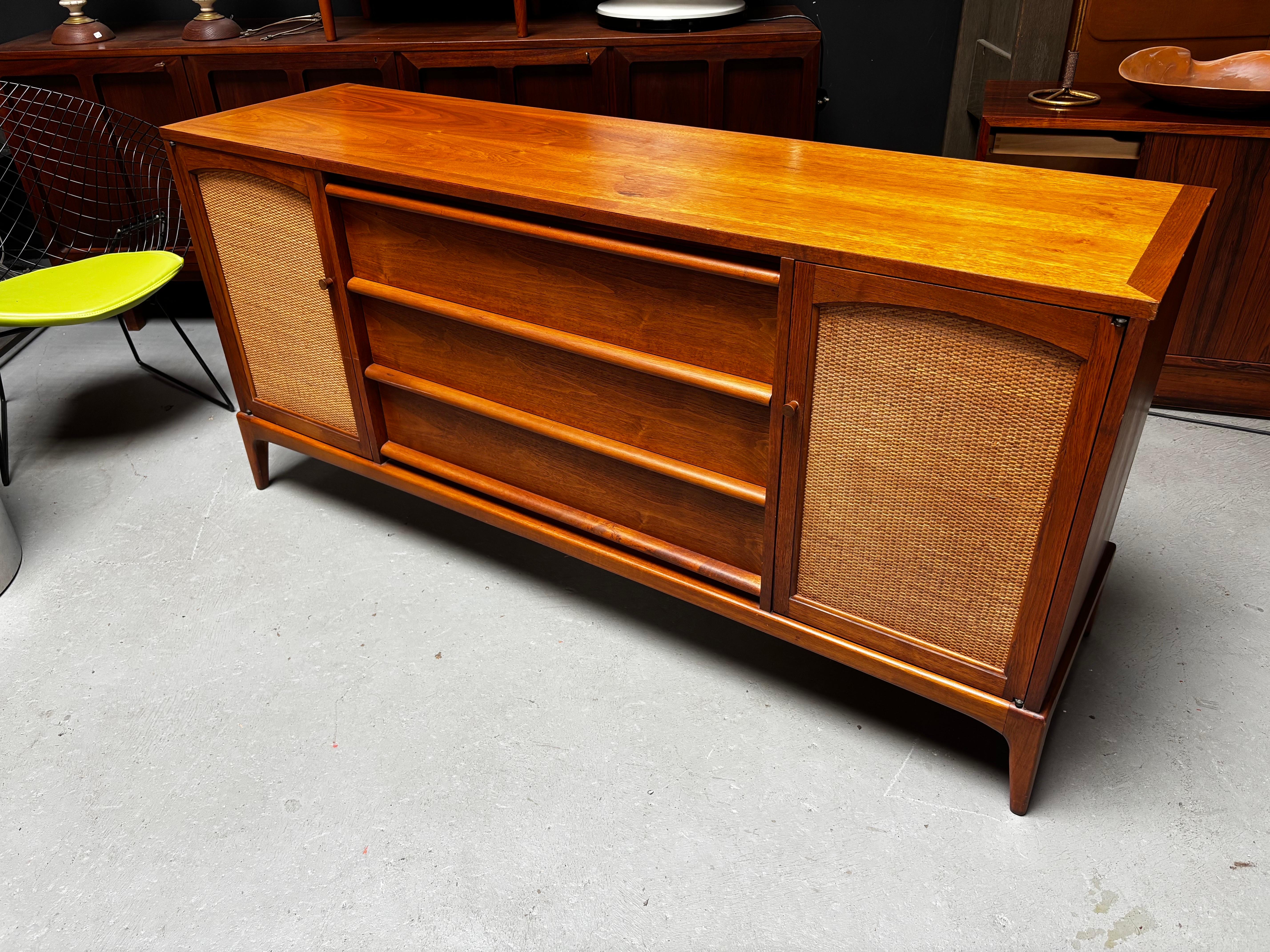 Buffet Lane Furniture con ante a battente in vendita 4