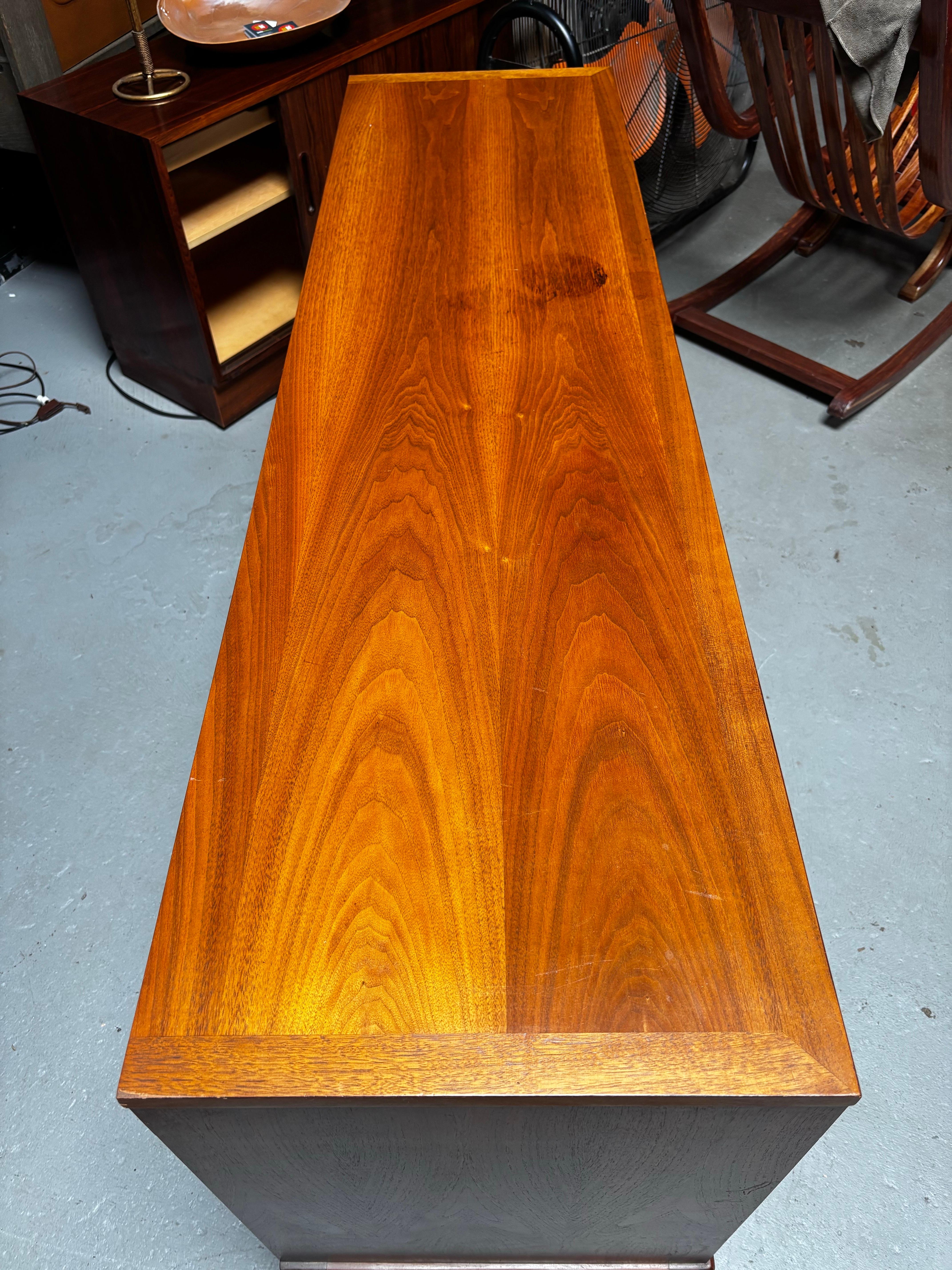 Buffet in noce Lane con ante a battente e 3 cassetti centrali.  Dimensioni utili e scala.  Ampio spazio di archiviazione con scaffali dietro le due porte.  Nel complesso pulito, con un segno di anello sulla parte superiore, come si vede nella foto. 