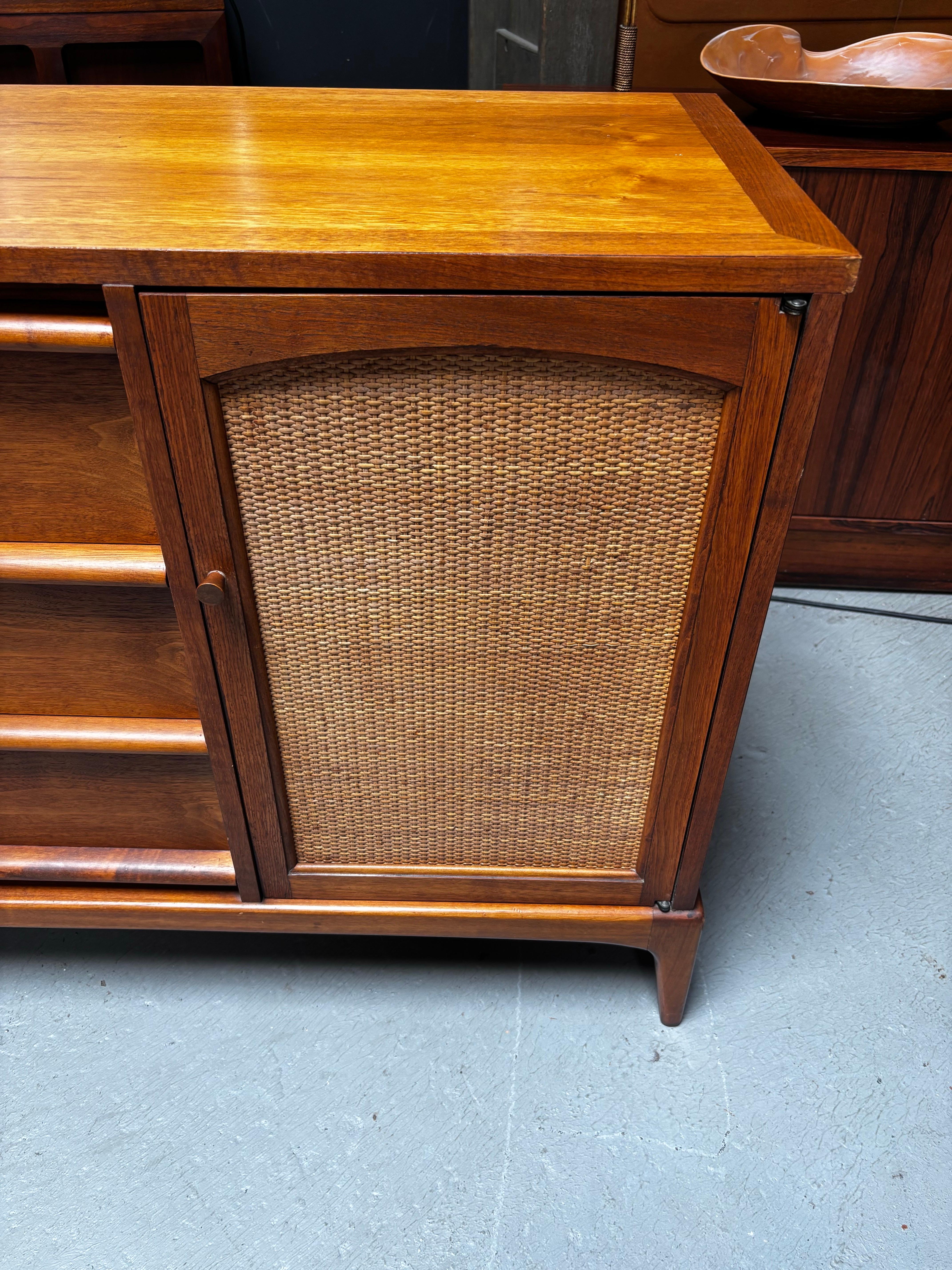 Mid-Century moderno Buffet Lane Furniture con ante a battente in vendita