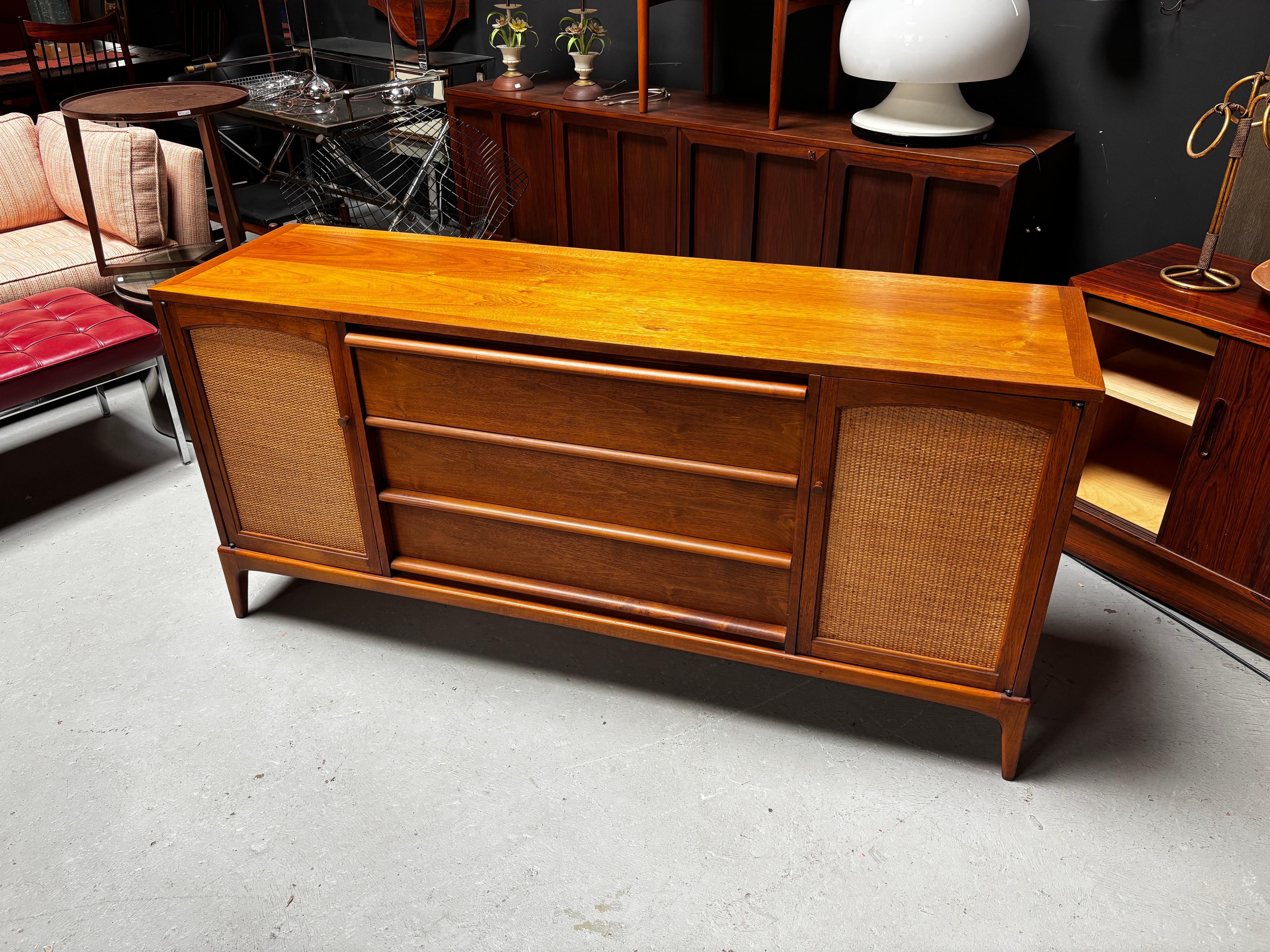 Americano Buffet Lane Furniture con ante a battente in vendita