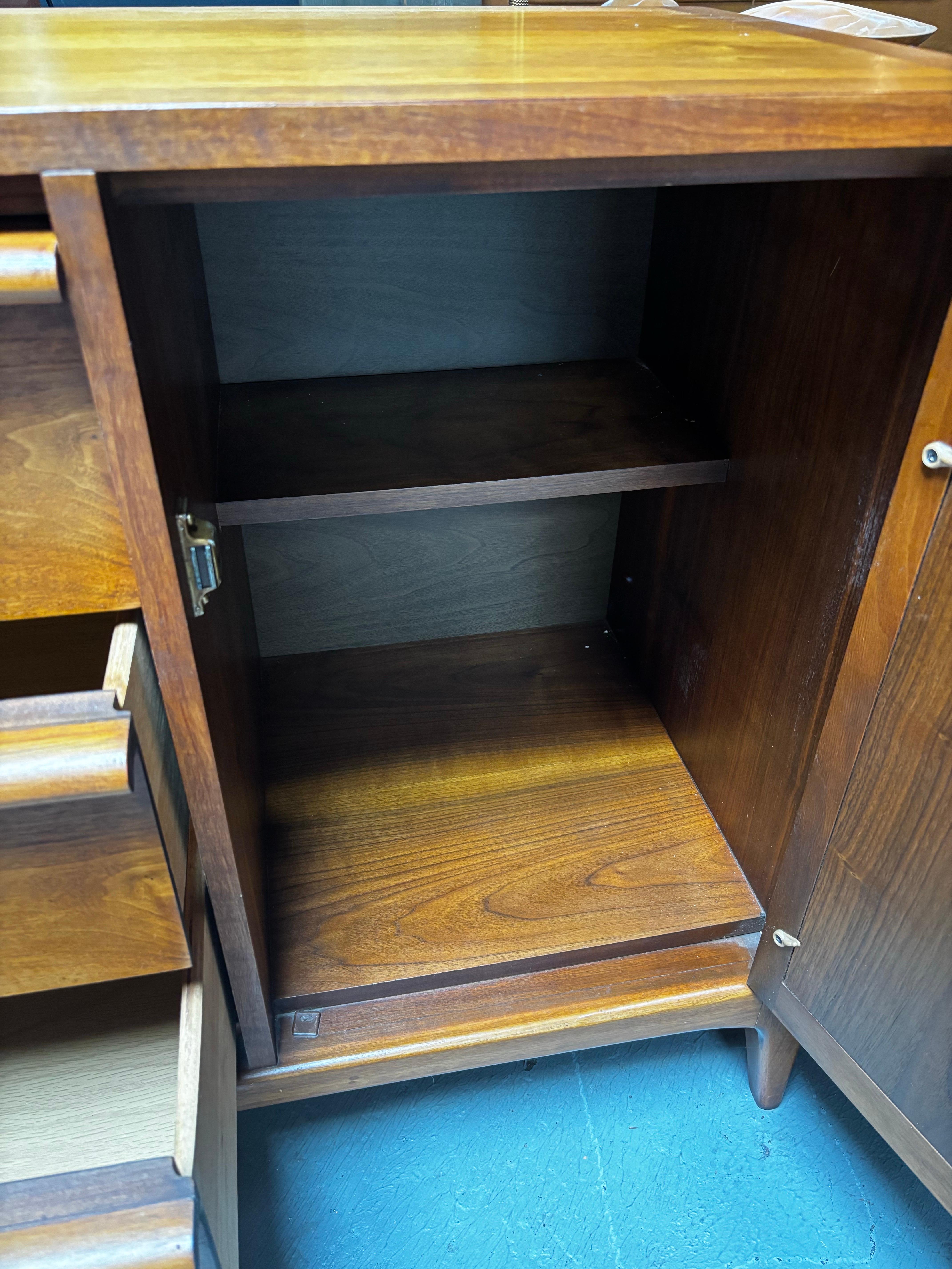 Buffet Lane Furniture con ante a battente In condizioni buone in vendita a Philadelphia, PA