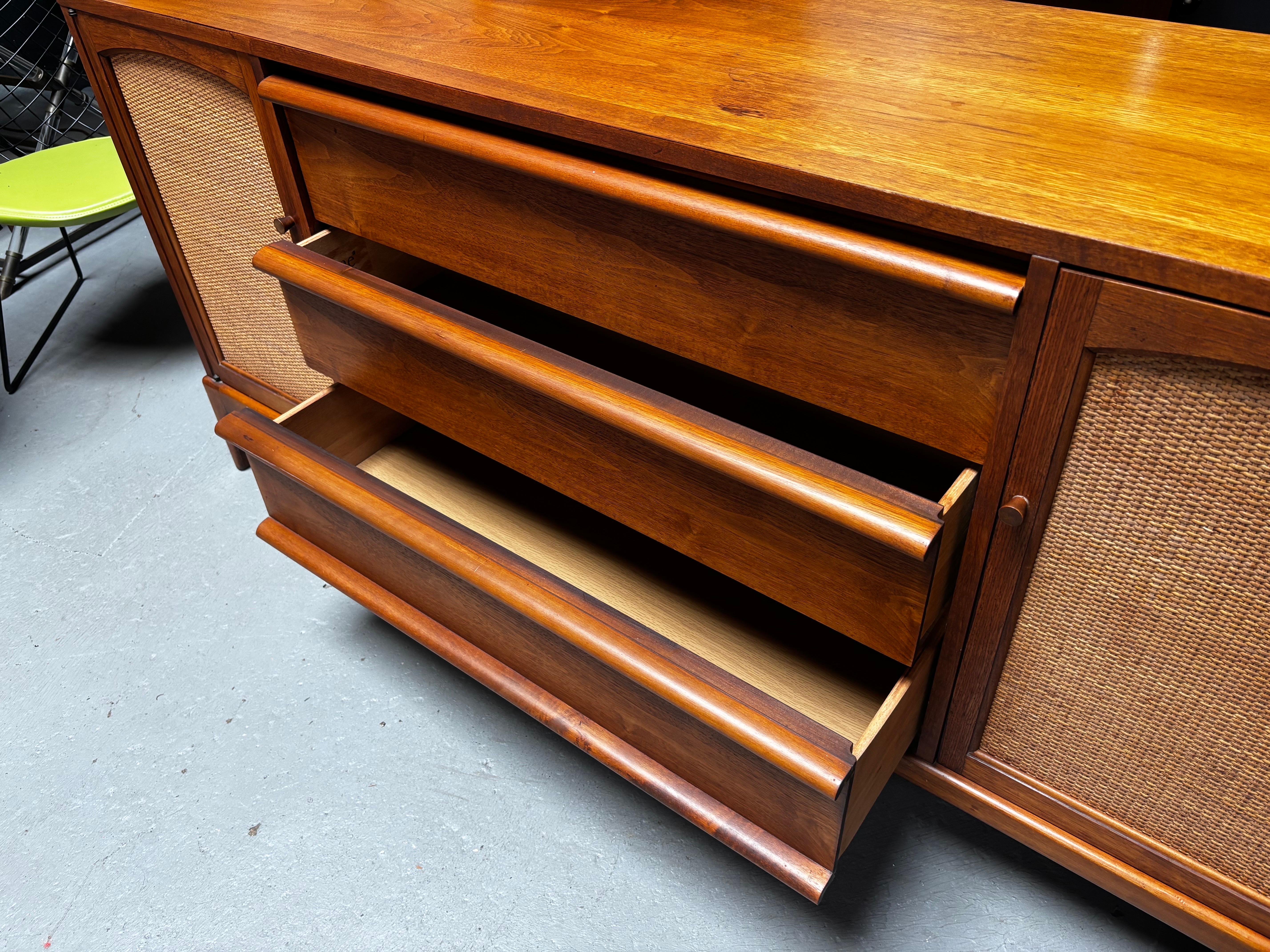 Metà XX secolo Buffet Lane Furniture con ante a battente in vendita