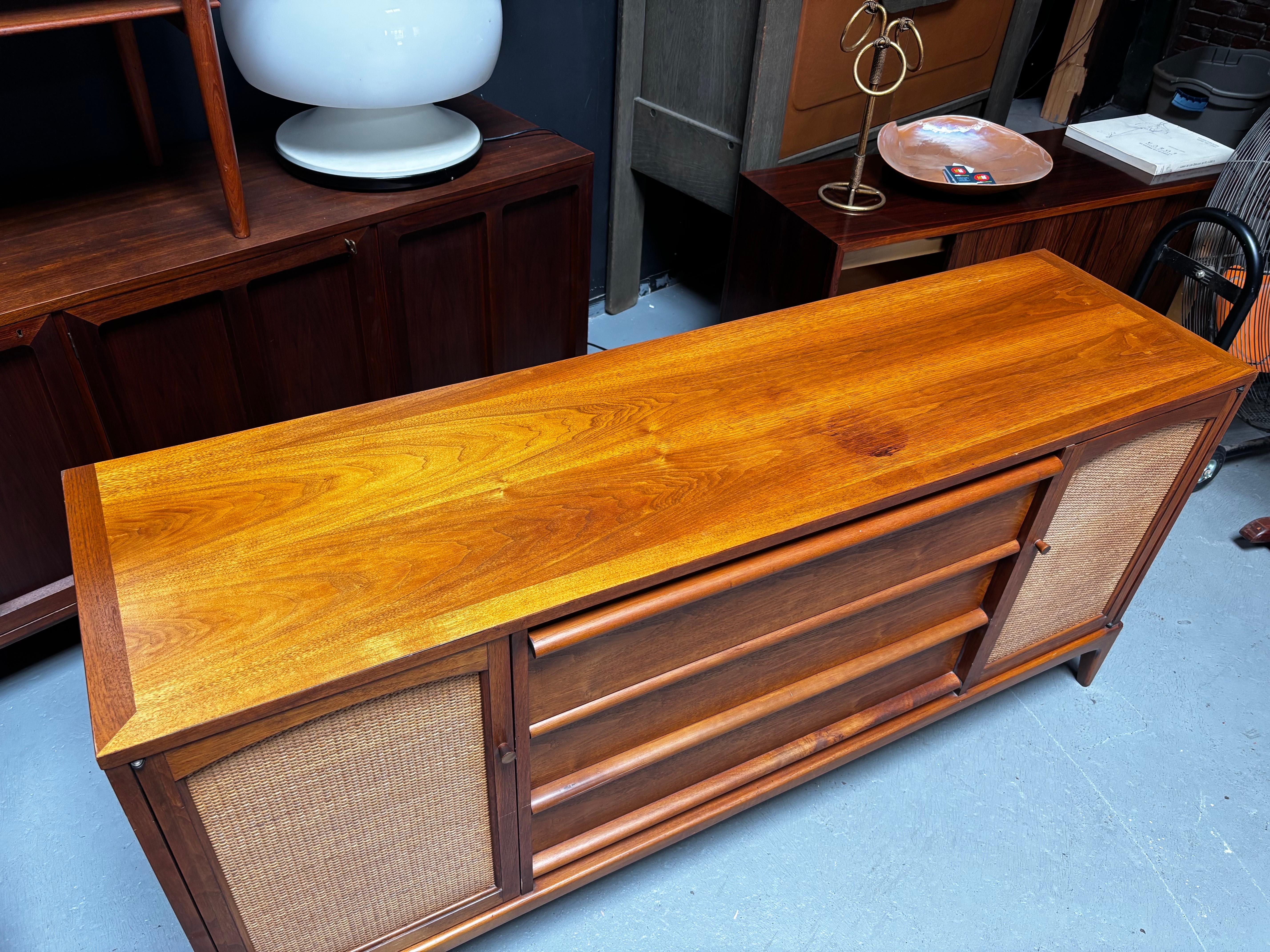 Buffet Lane Furniture con ante a battente in vendita 1
