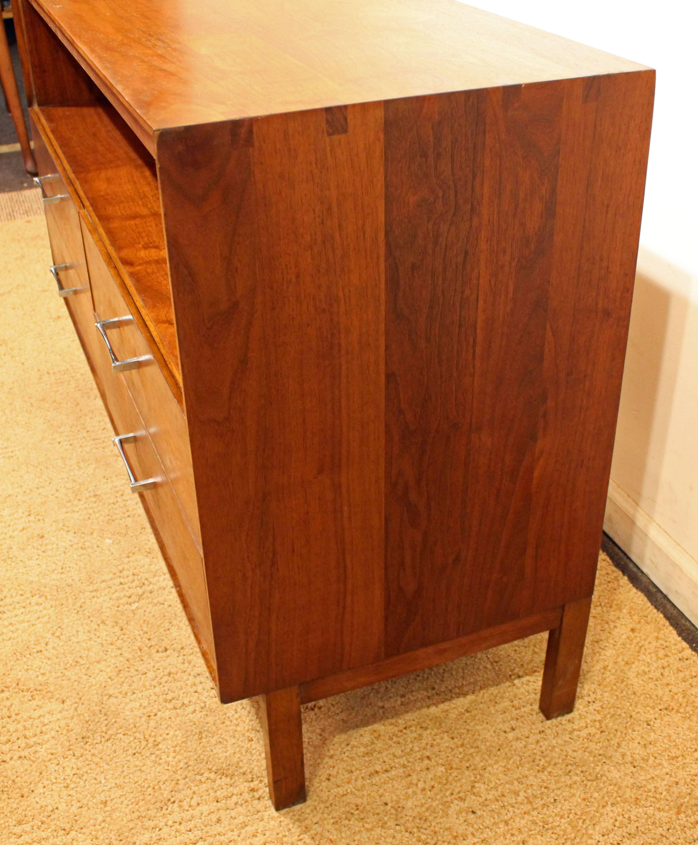 Lane Furniture Dovetailed Walnut Credenza or Media Console In Good Condition In Wilmington, DE