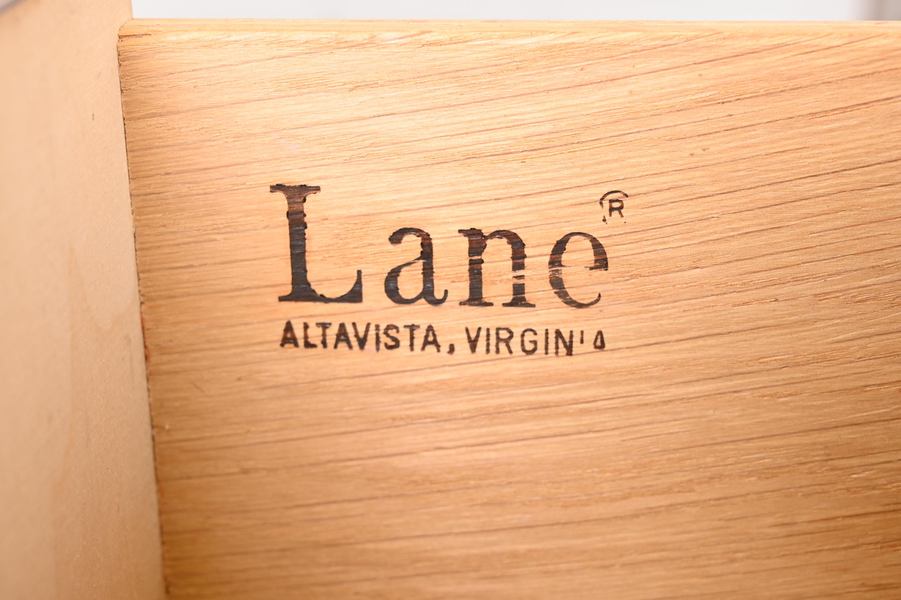 Longue commode ou crédence en bois d'if de la campagne Hollywood Regency de Lane Furniture en vente 3
