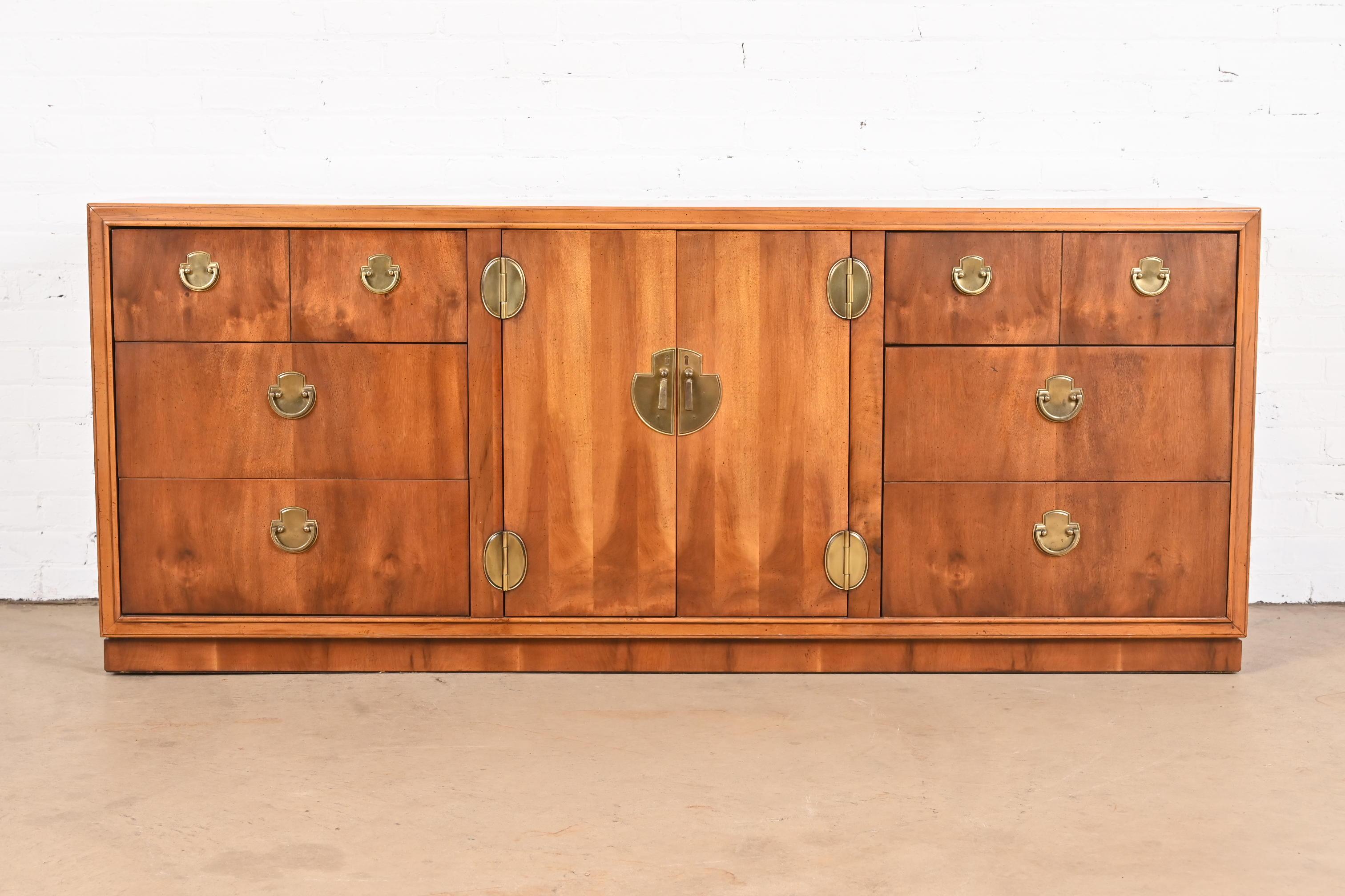 Mid-Century Modern Longue commode ou crédence en bois d'if de la campagne Hollywood Regency de Lane Furniture en vente