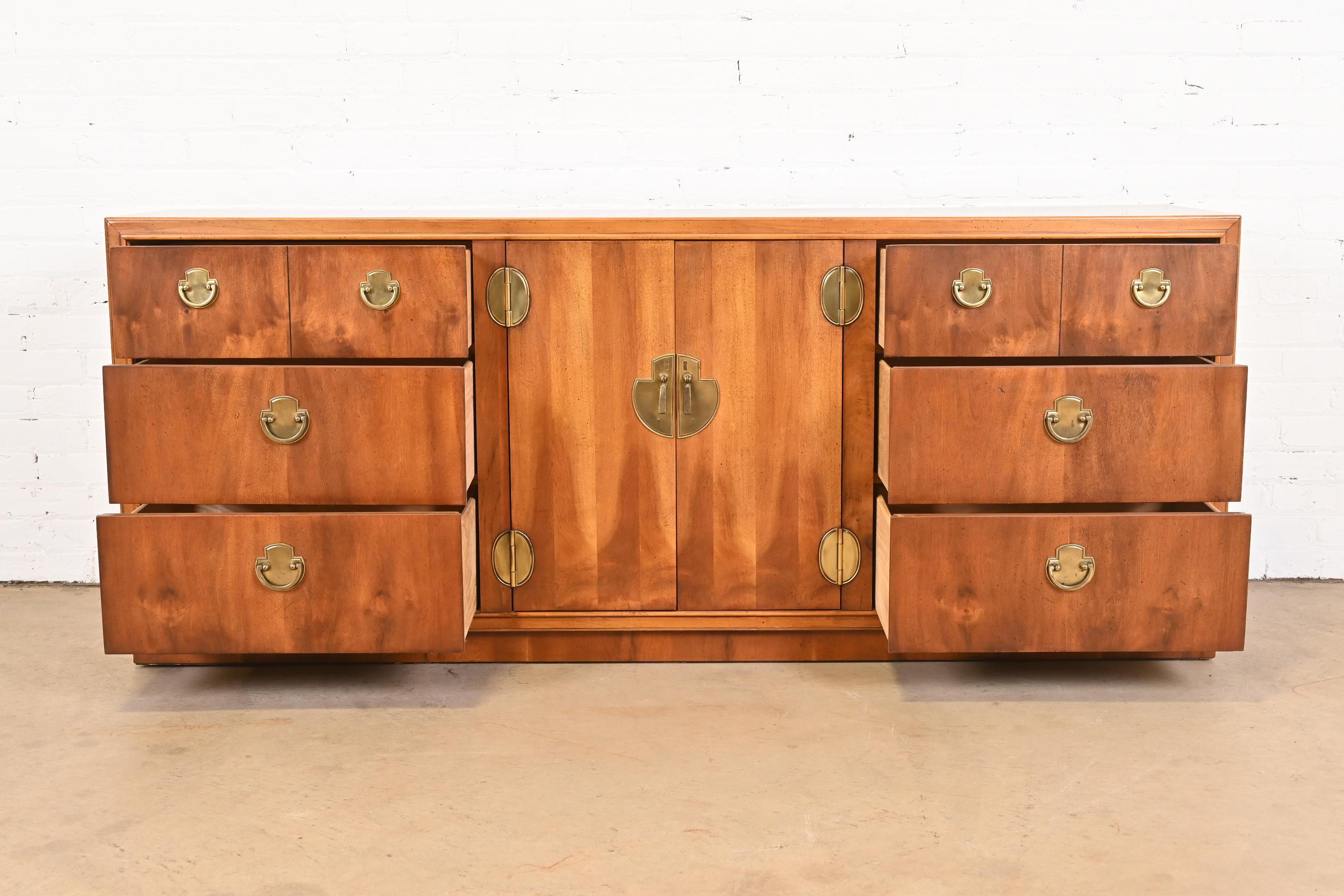 Laiton Longue commode ou crédence en bois d'if de la campagne Hollywood Regency de Lane Furniture en vente