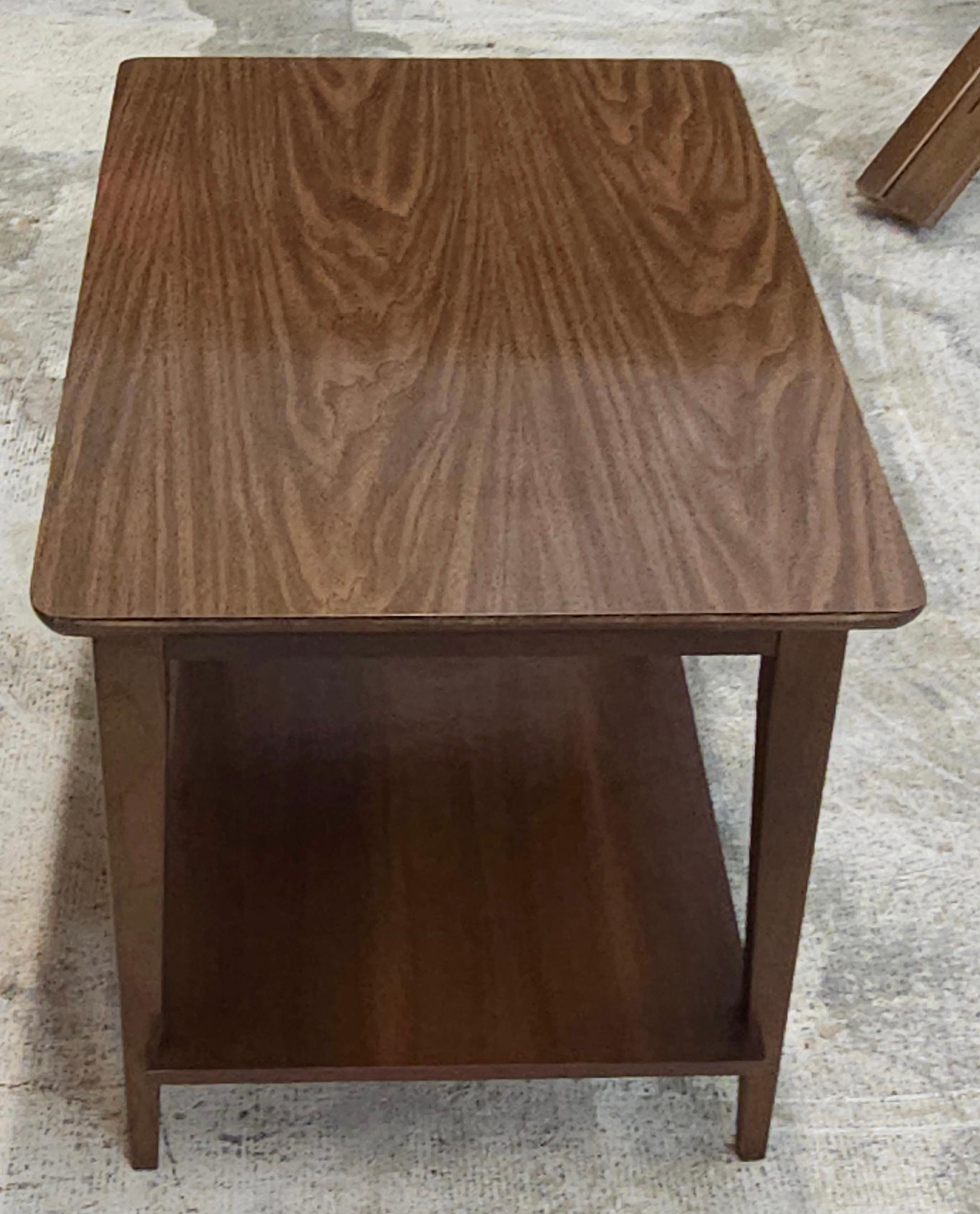 Mesa auxiliar de nogal escalonada estilo Century Furniture de Lane. Armazón de nogal macizo con tablero de nogal laminado
Mide 29,75