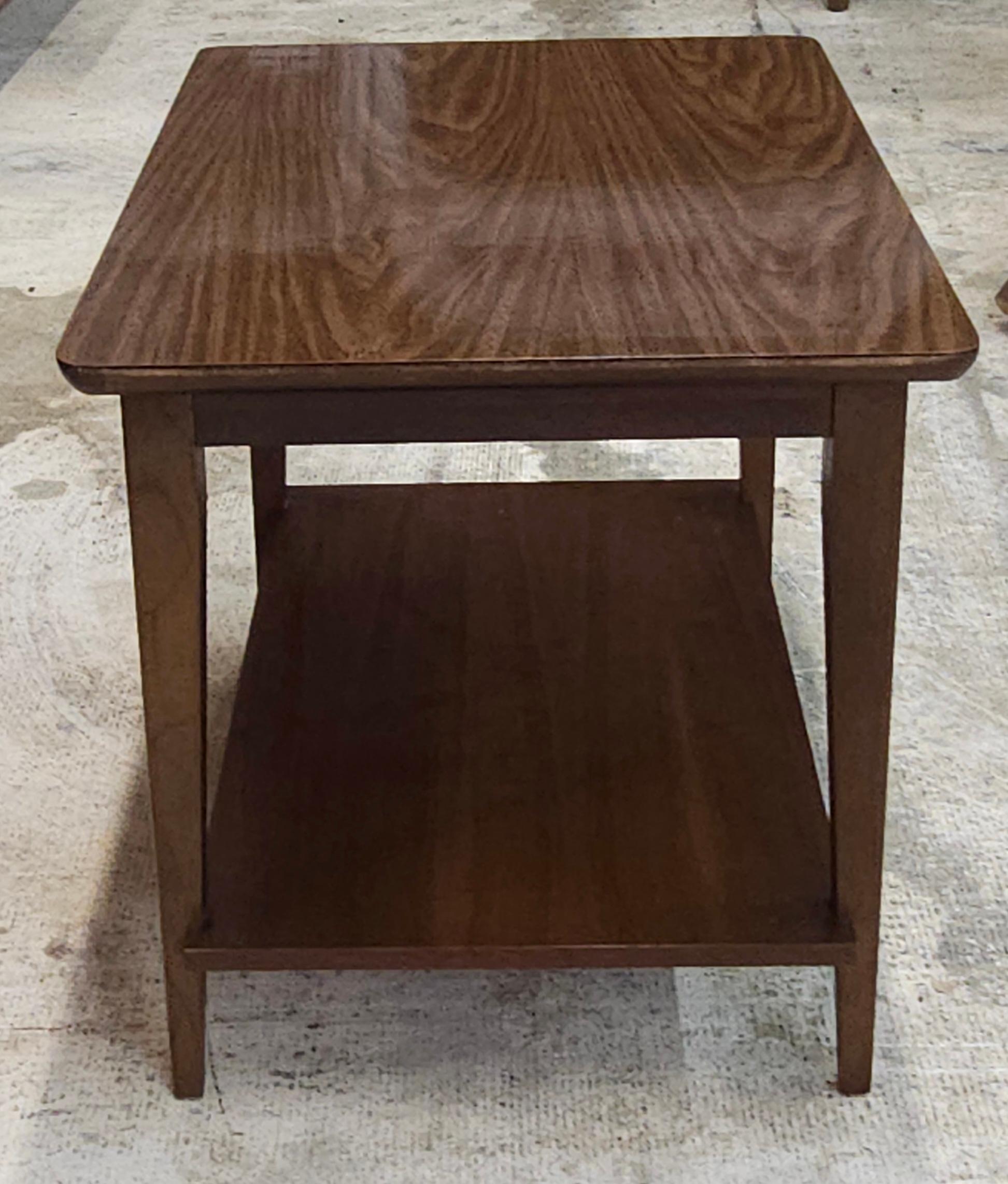 Mesa auxiliar de nogal escalonada estilo Mid Century Furniture de Lane Moderno de mediados de siglo en venta