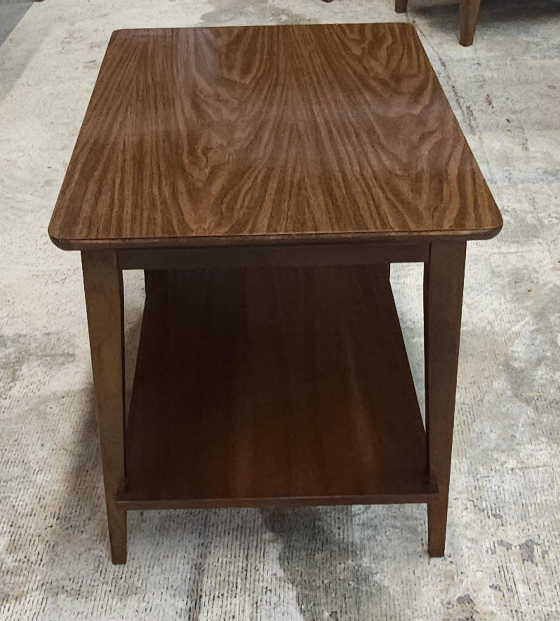 Mesa auxiliar de nogal escalonada estilo Mid Century Furniture de Lane Estadounidense en venta
