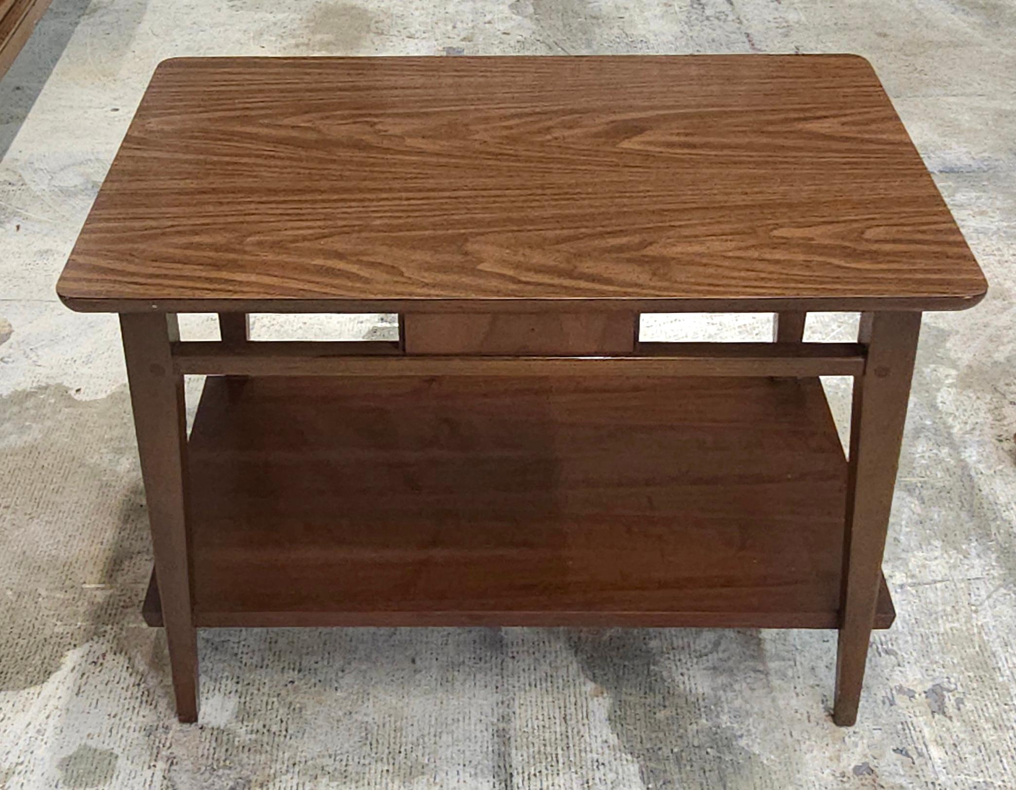 Mesa auxiliar de nogal escalonada estilo Mid Century Furniture de Lane Laminado en venta