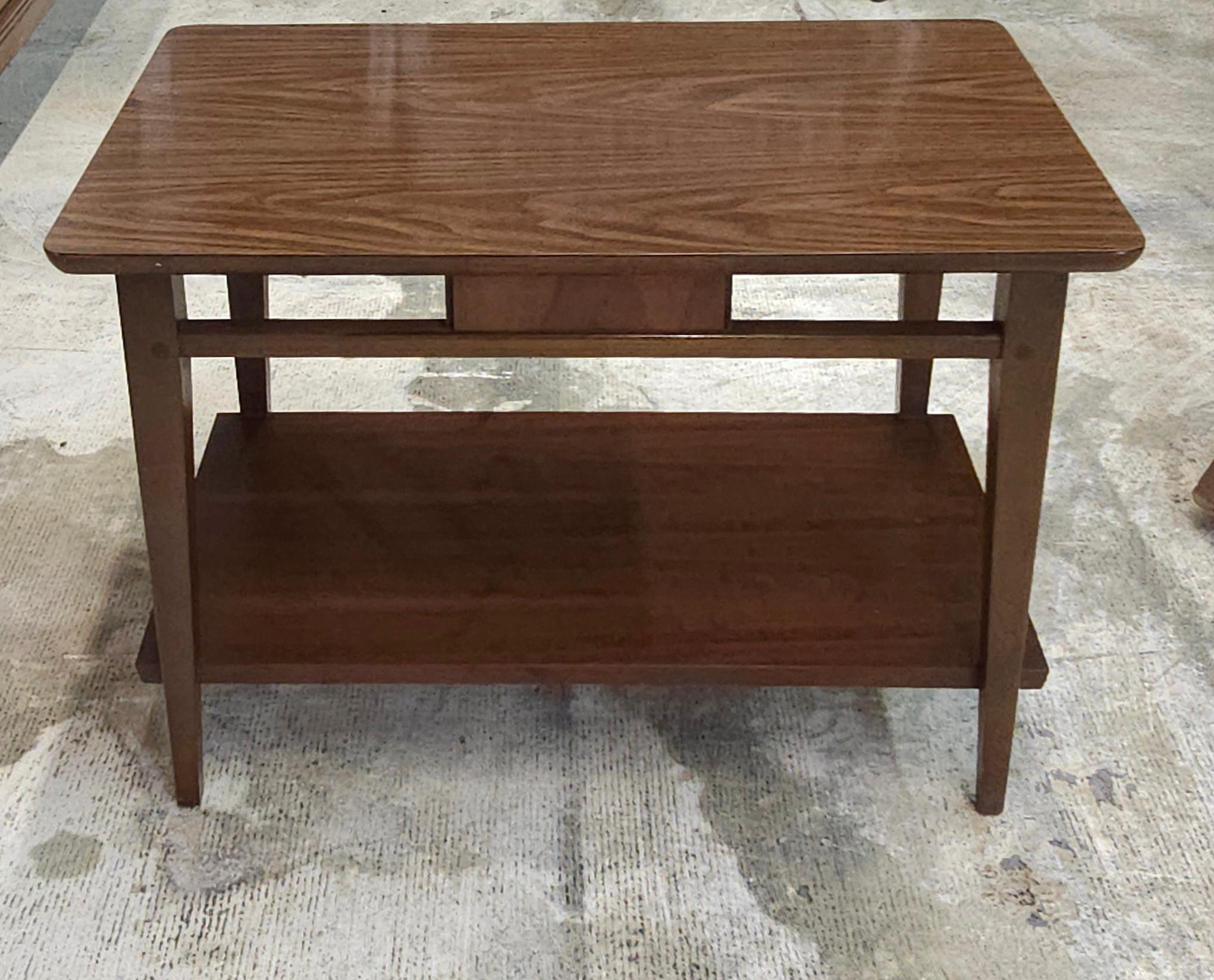 Mesa auxiliar de nogal escalonada estilo Mid Century Furniture de Lane en Bueno estado para la venta en Germantown, MD