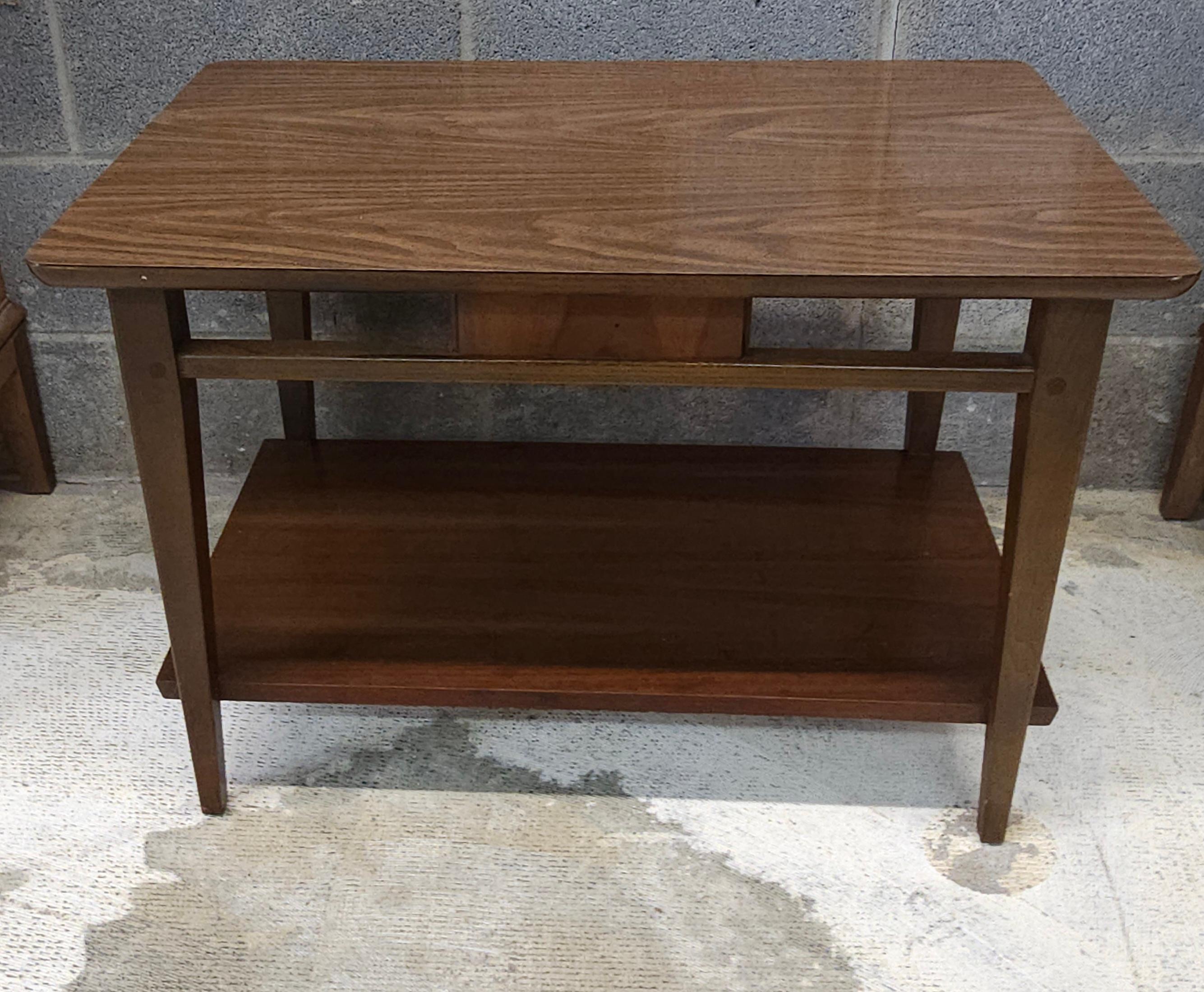 Mesa auxiliar de nogal escalonada estilo Mid Century Furniture de Lane siglo XX en venta