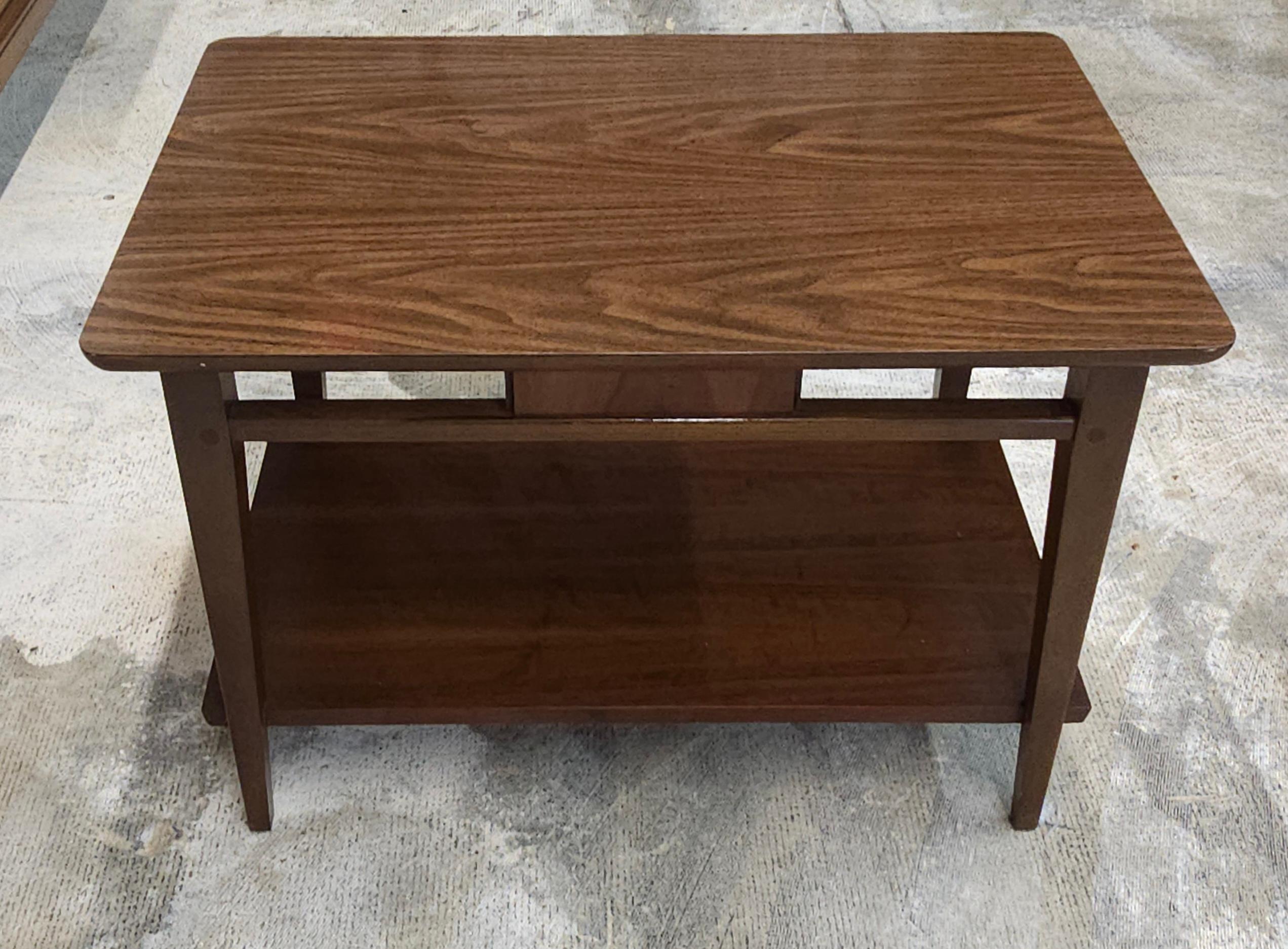 Mesa auxiliar de nogal escalonada estilo Mid Century Furniture de Lane Fórmica en venta