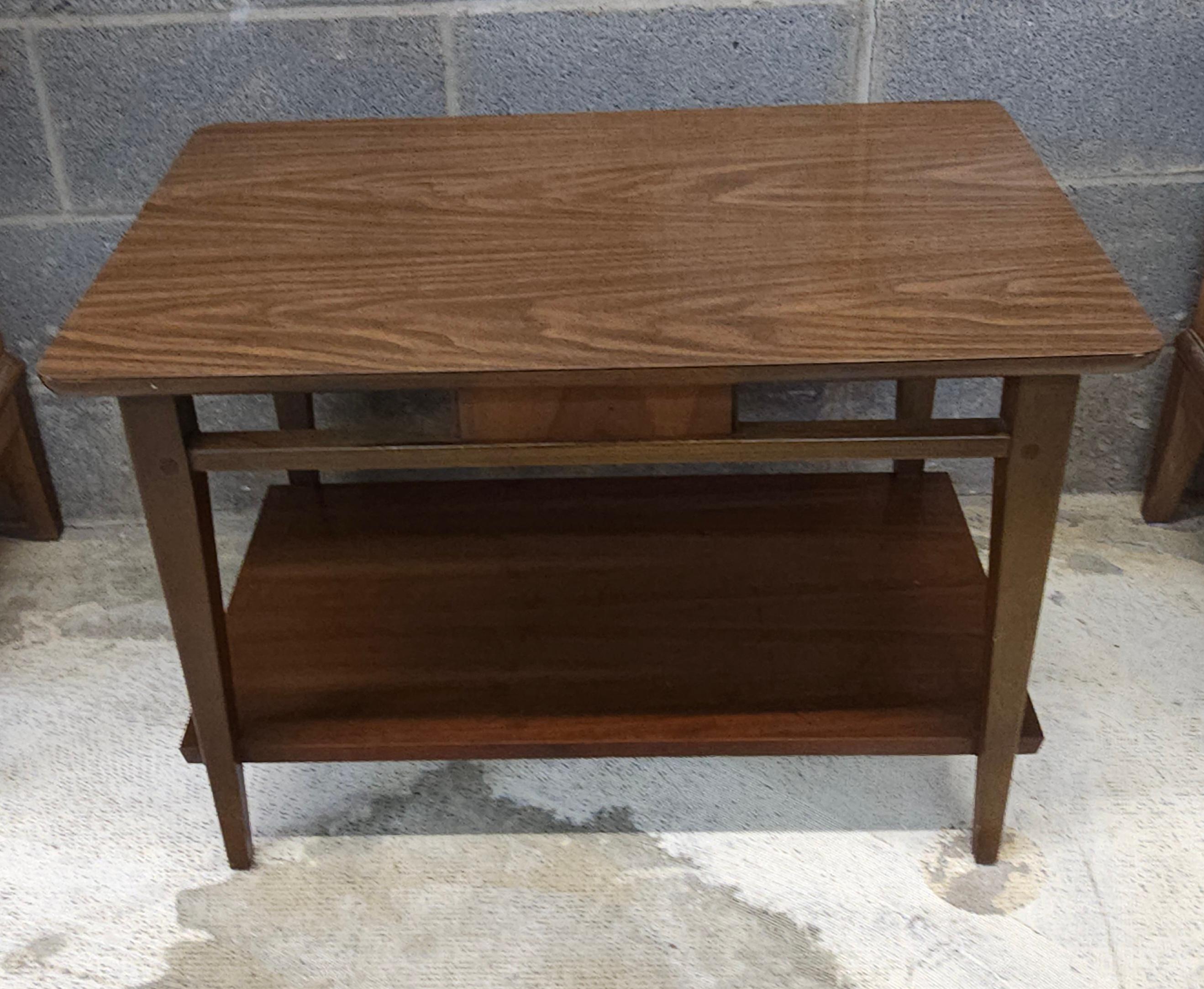 Mesa auxiliar de nogal escalonada estilo Mid Century Furniture de Lane en venta 1