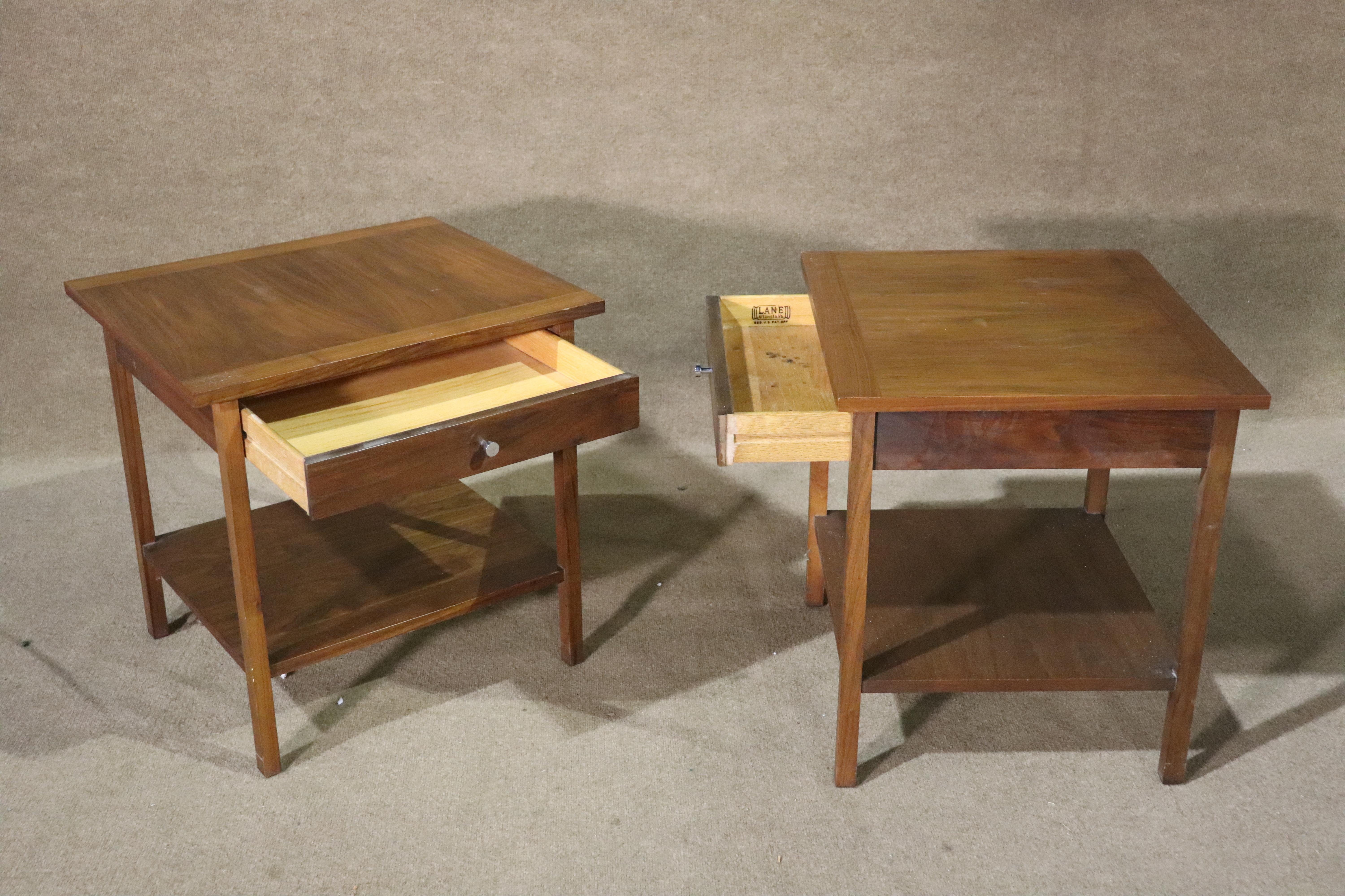 Tables d'appoint modernes du milieu du siècle par Lane Furniture avec un seul tiroir et une étagère inférieure.
Veuillez confirmer le lieu NY ou NJ
