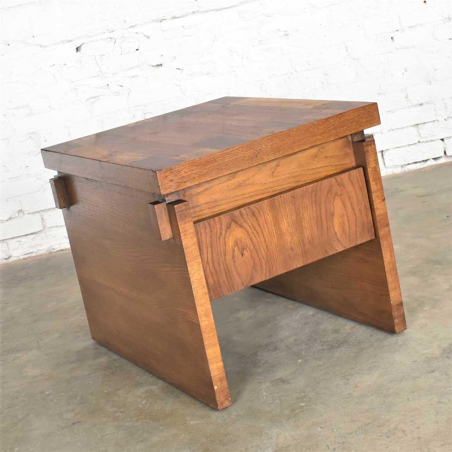 Handsome chunky oak Brutalist end table or side table with parquet top and drawer by Lane. It is in wonderful vintage condition with no outstanding flaw we have detected. Only expected age appropriate wear including small scratches and dings. Please