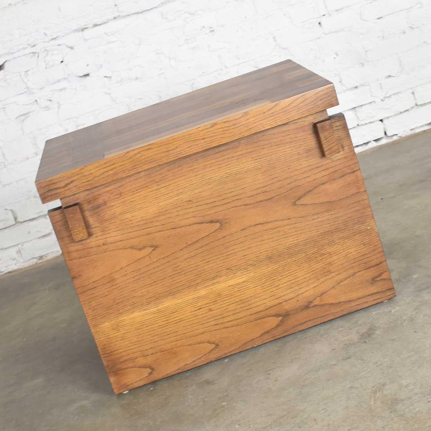 Lane Furniture Modern Brutalist Chunky Oak Parquet Side Table or End Table, 1977 In Good Condition In Topeka, KS