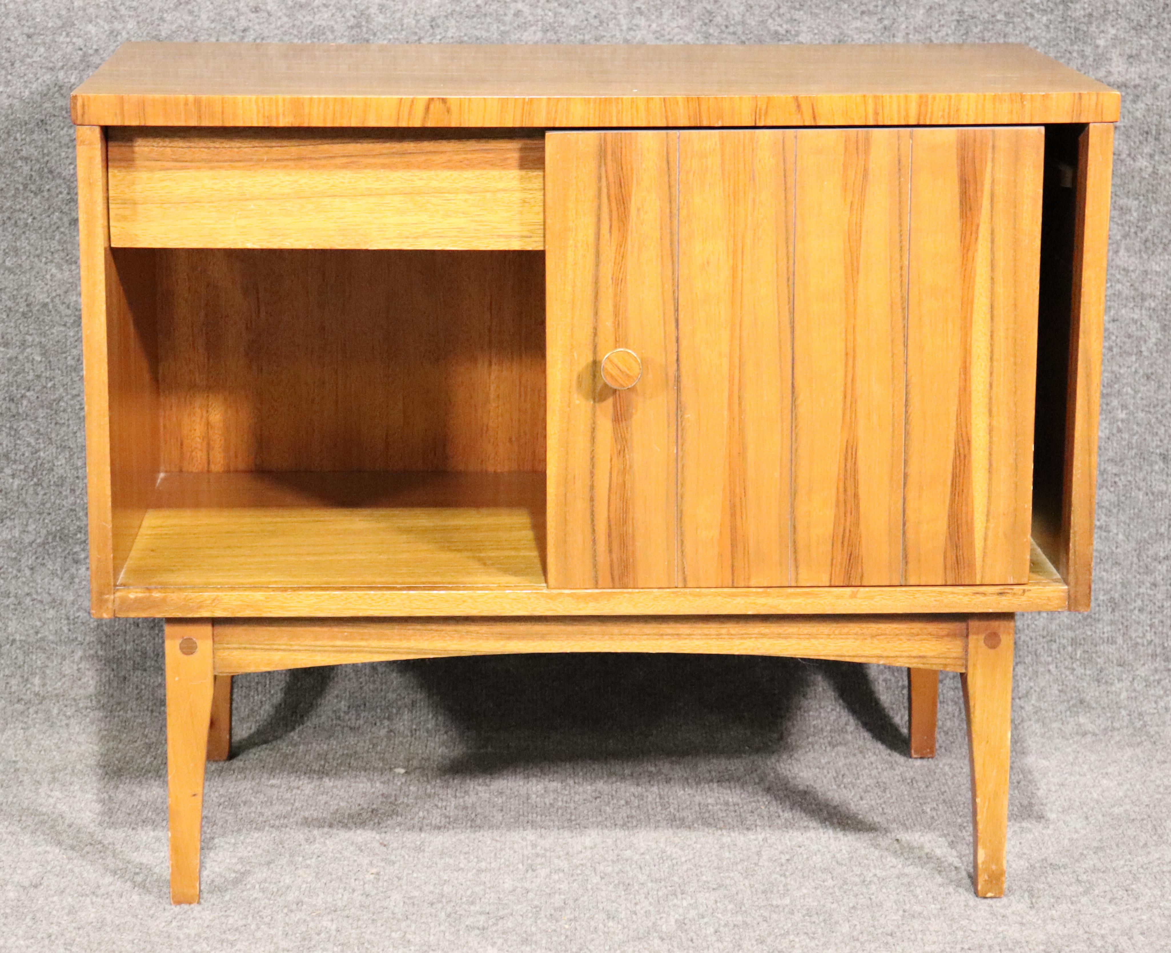 Single end table with cabinet space designed by Lane Furniture. Features delicate rosewood inlay tapered legs and sliding door.
Please confirm location.
  