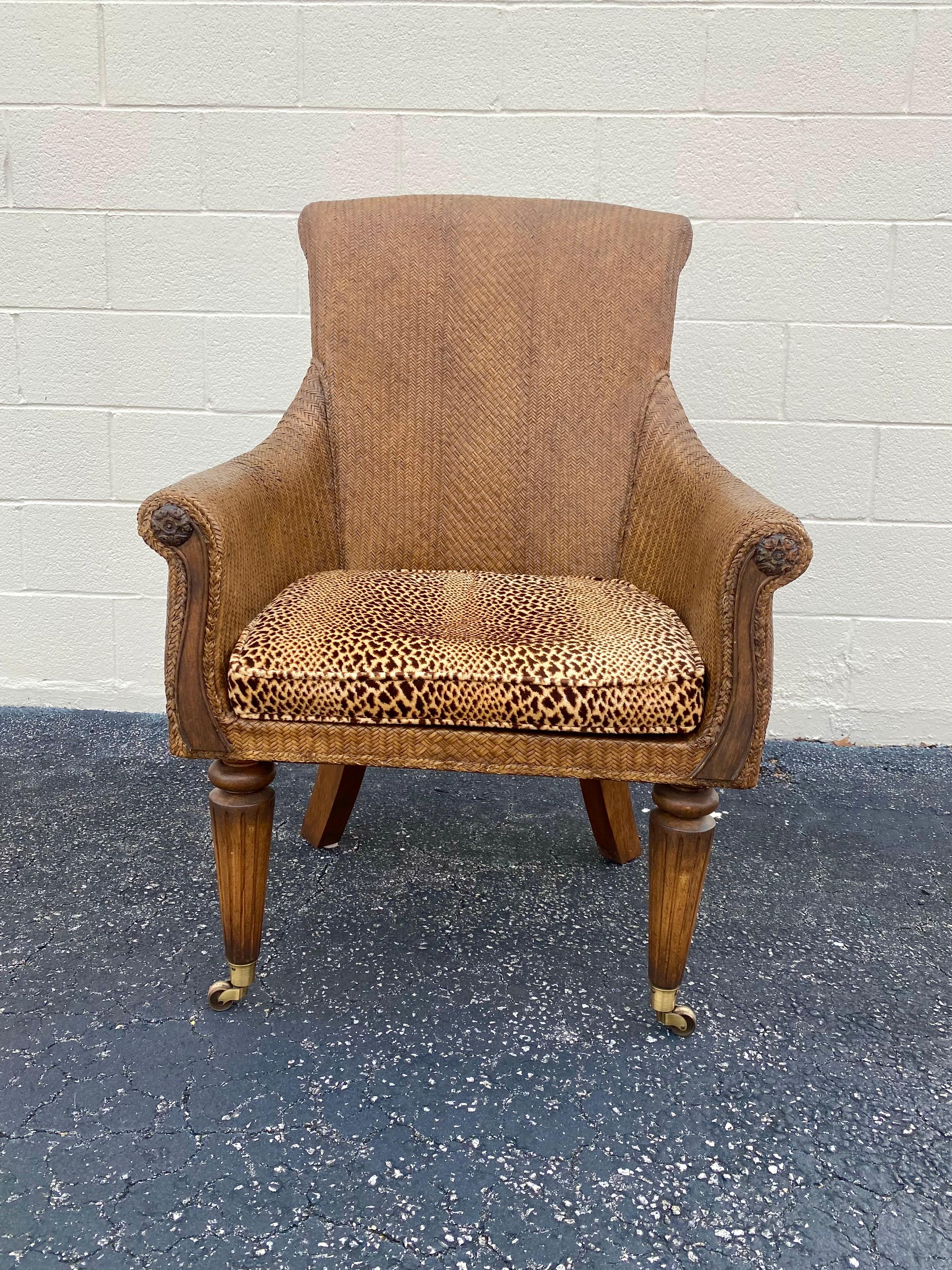 Cette magnifique chaise est une pièce d'apparat qui est également extrêmement confortable et pleine de personnalité ! Fabriqué avec du rotin et un cadre en bois. La chaise est produite individuellement et finie avec le plus haut niveau d'artisanat.