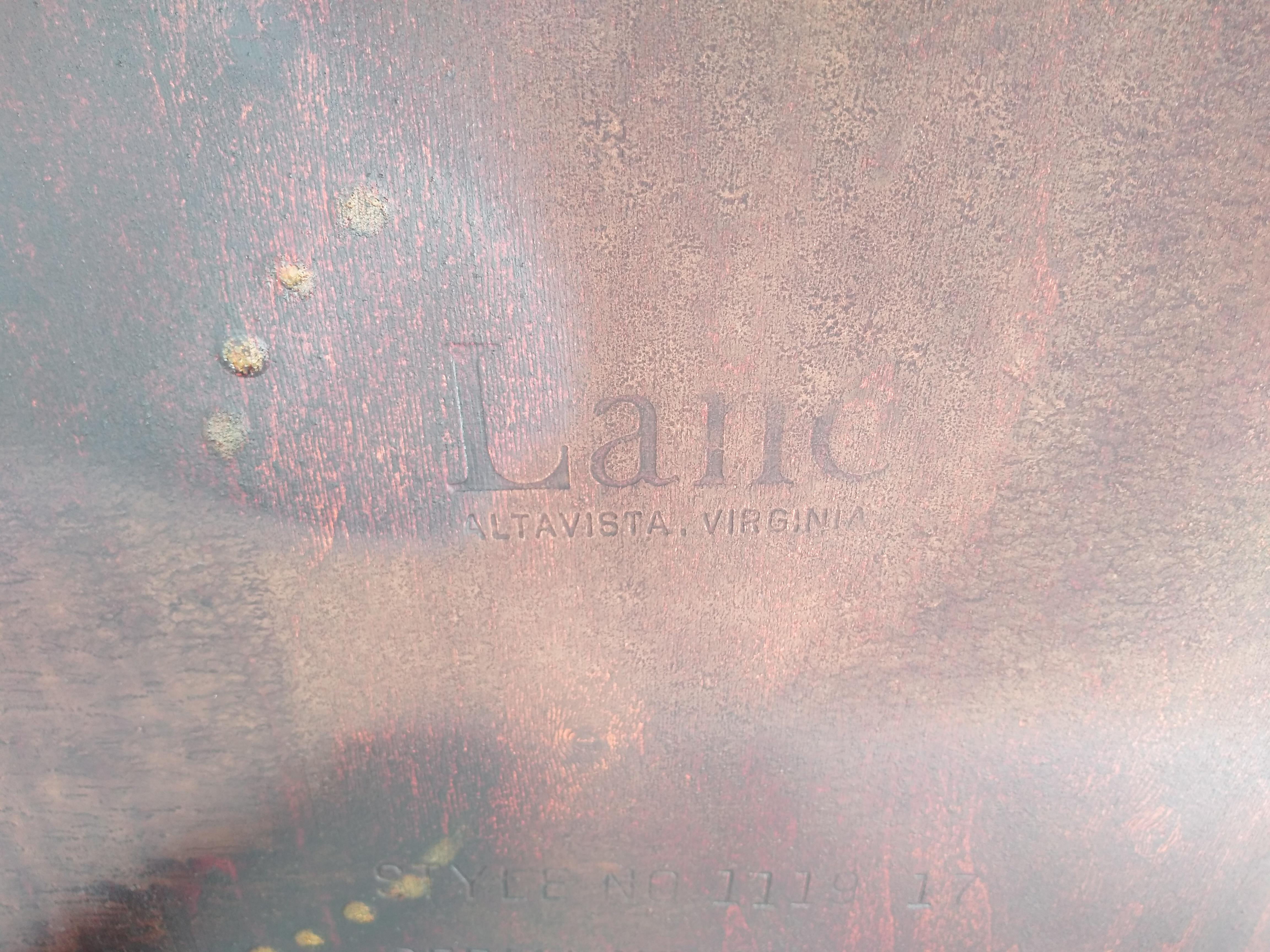 Esta mesa auxiliar de nogal está fabricada por Lane Furniture. Tiene bordes y patas de caña de lápiz.