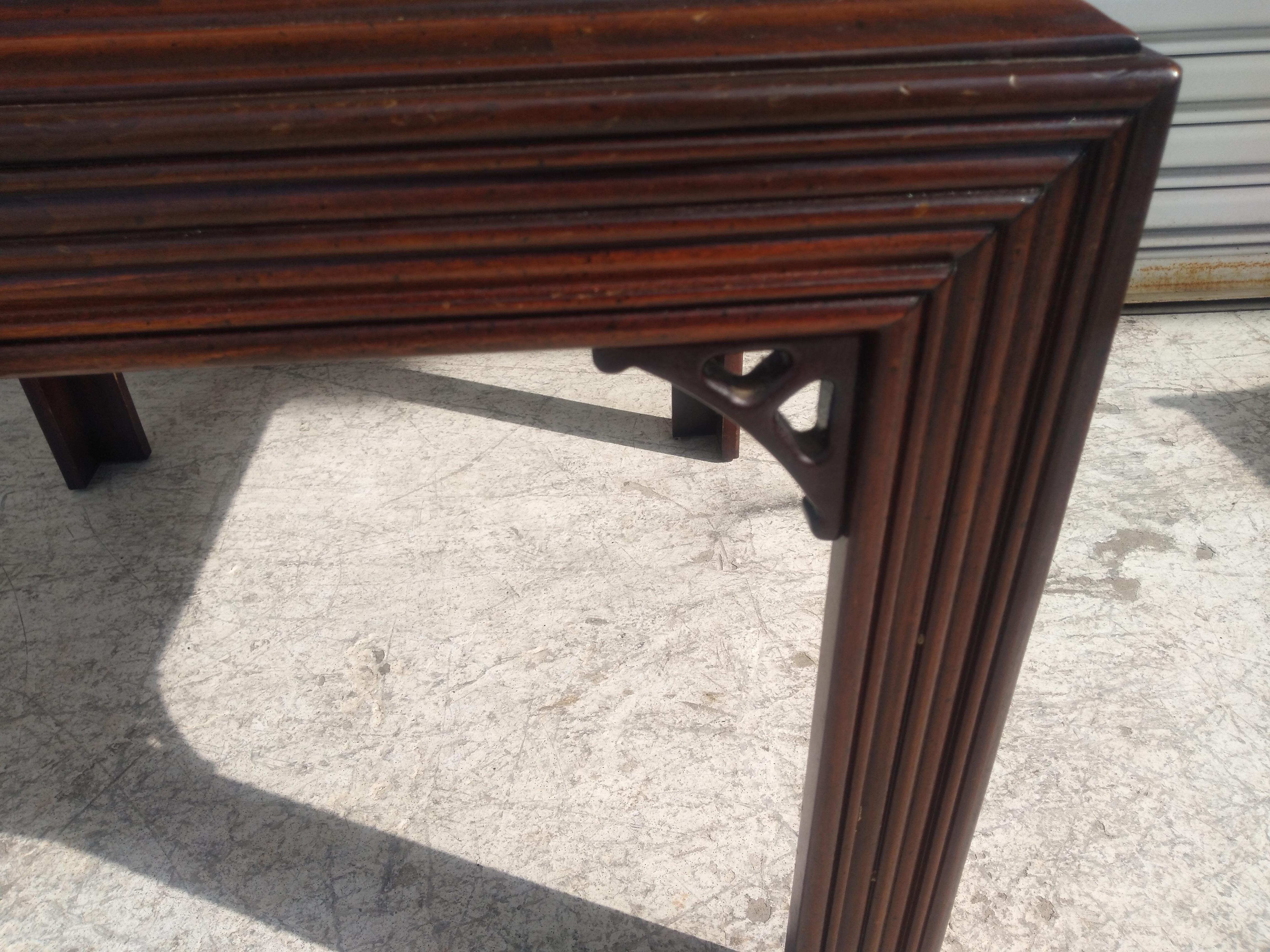 Lane Furniture Mesa Auxiliar de Lengüeta de Nogal en Bueno estado para la venta en Pasadena, TX