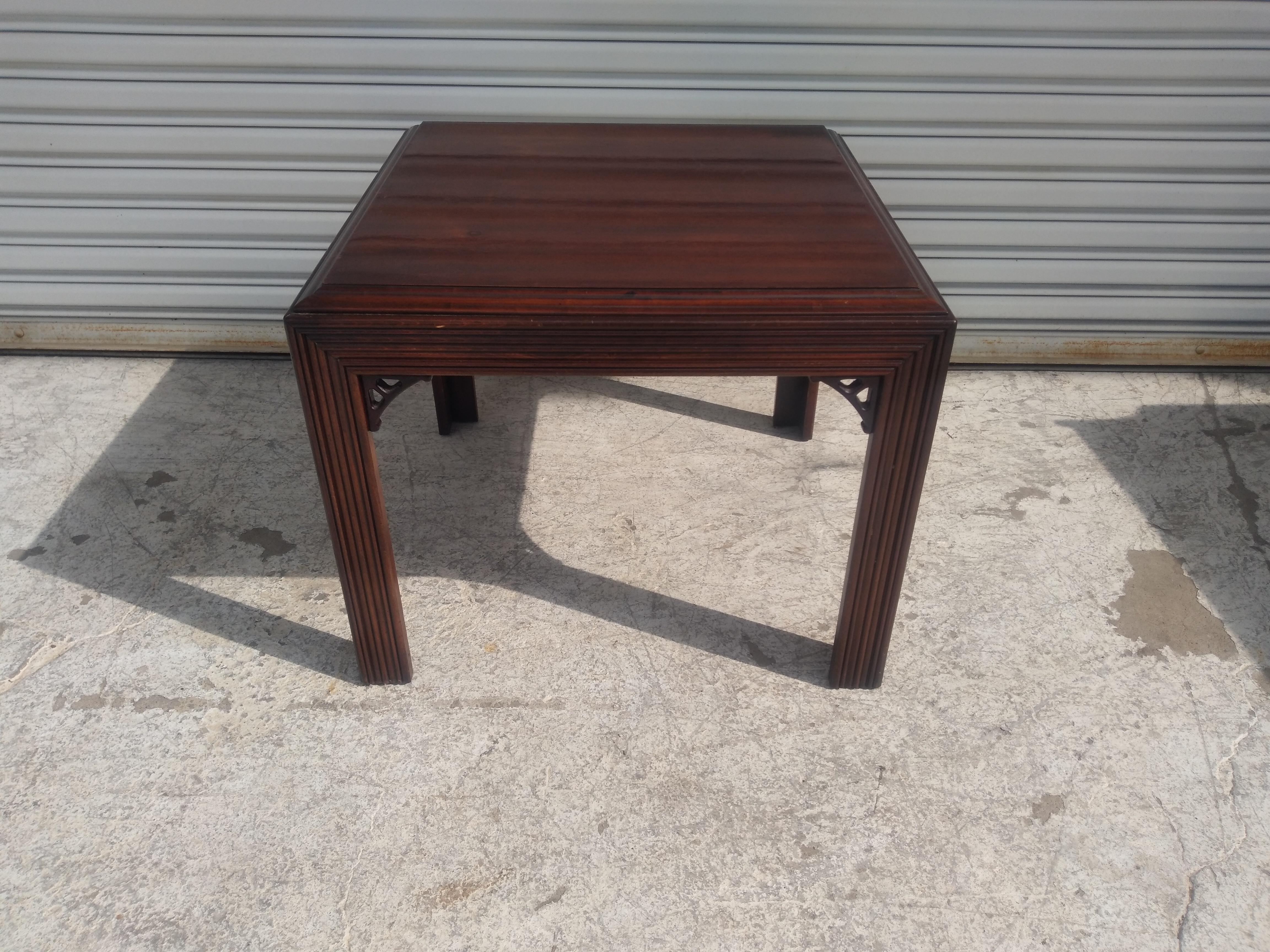 Lane Furniture Mesa Auxiliar de Lengüeta de Nogal siglo XX en venta